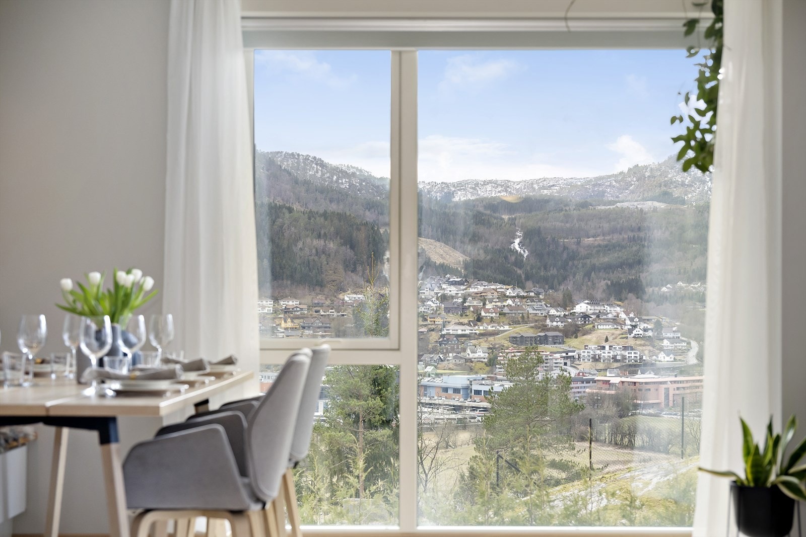 Eigedomen har storslagen utsikt over sentrum både ute og inne. Halbrendsfossen ser du frå spisestova. Galleribilde