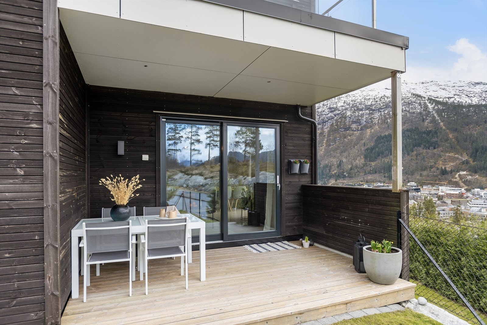 Terrassen og taket vart oppført i 2020.
Då blei terrassen i 2. etasje større også. Galleribilde