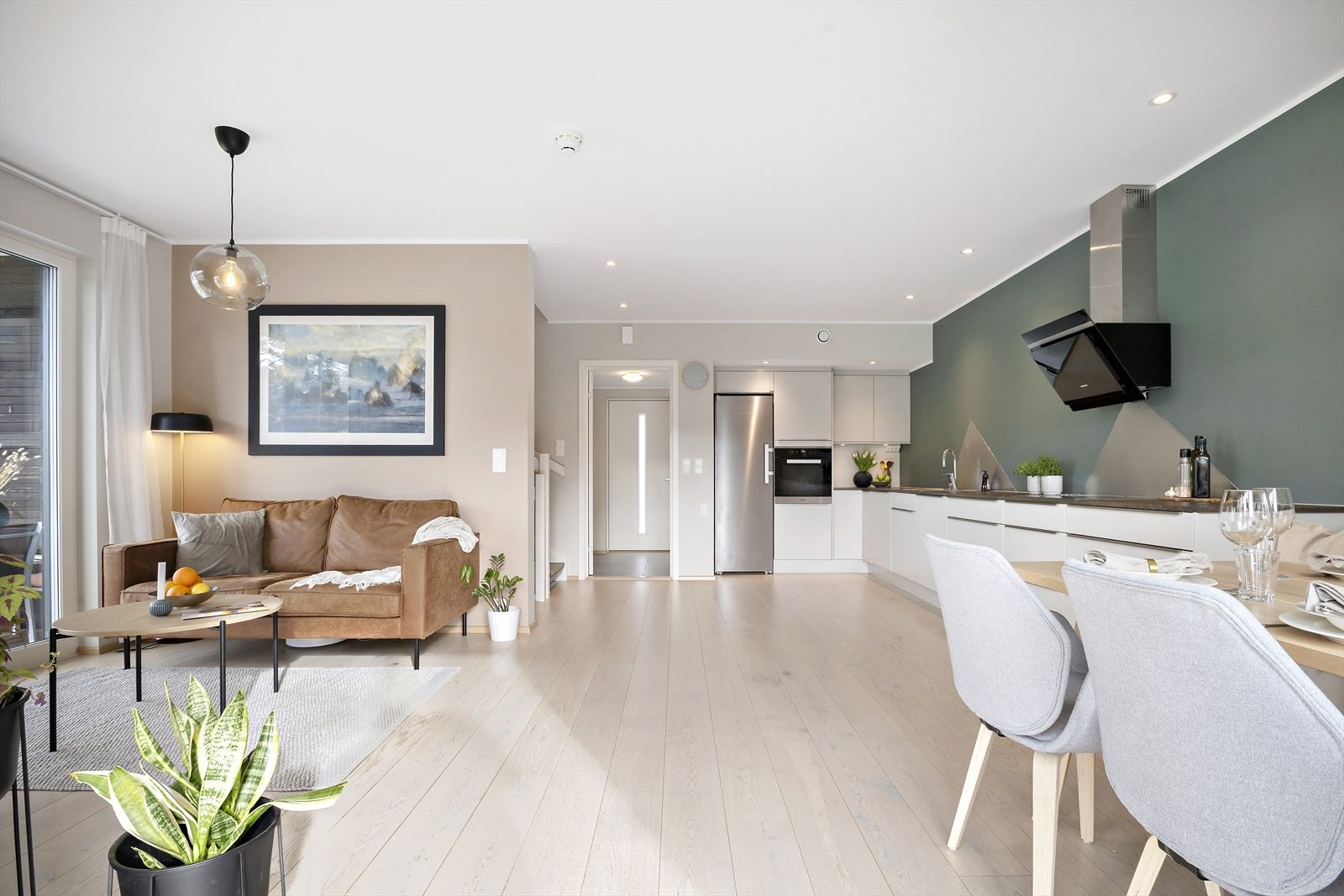 Veggane er måla i lune tonar. Galleribilde