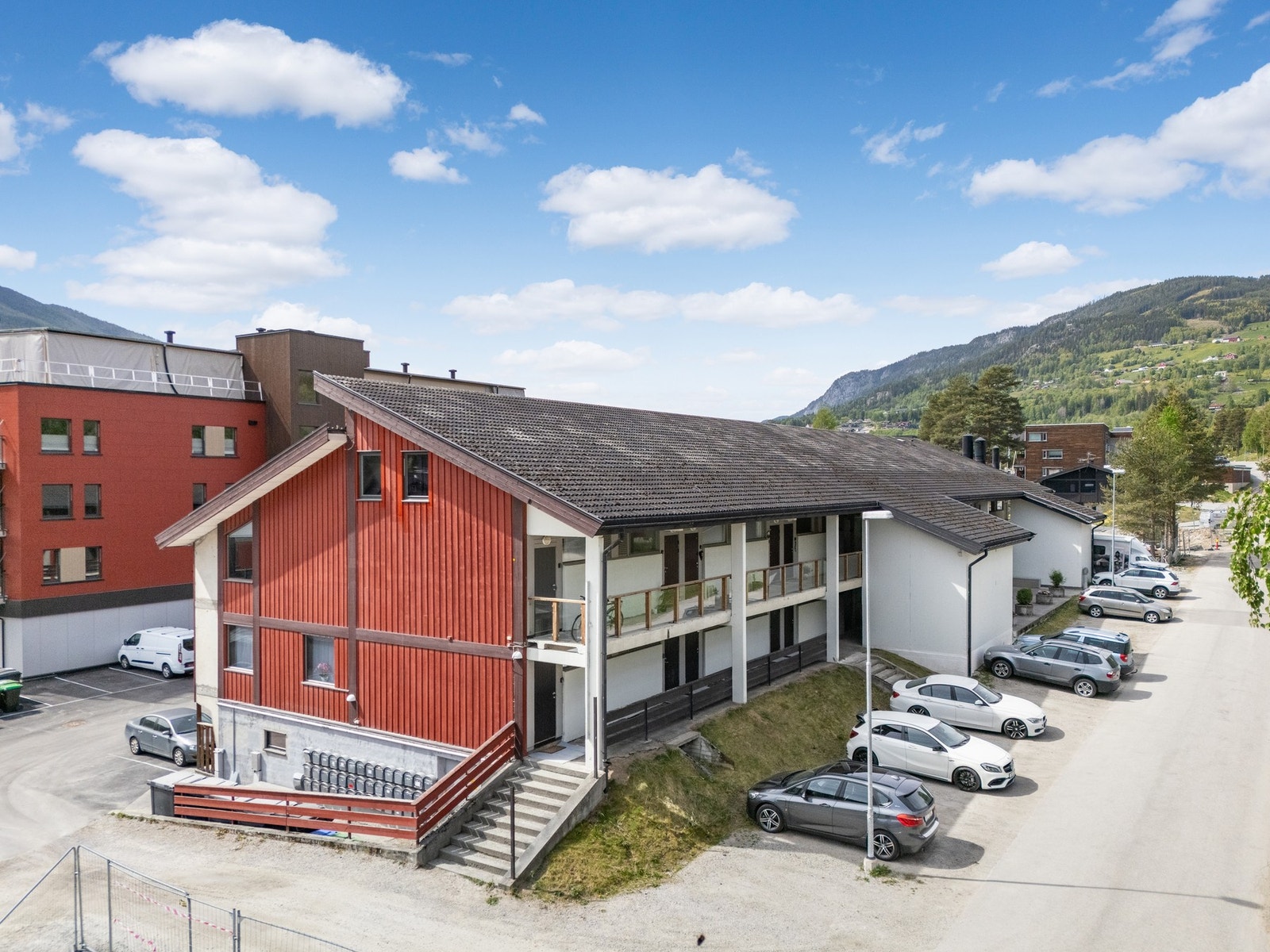 Parkering på felles parkeringsplass. Leiligheten ligger i byggets 2. etasje. Galleribilde