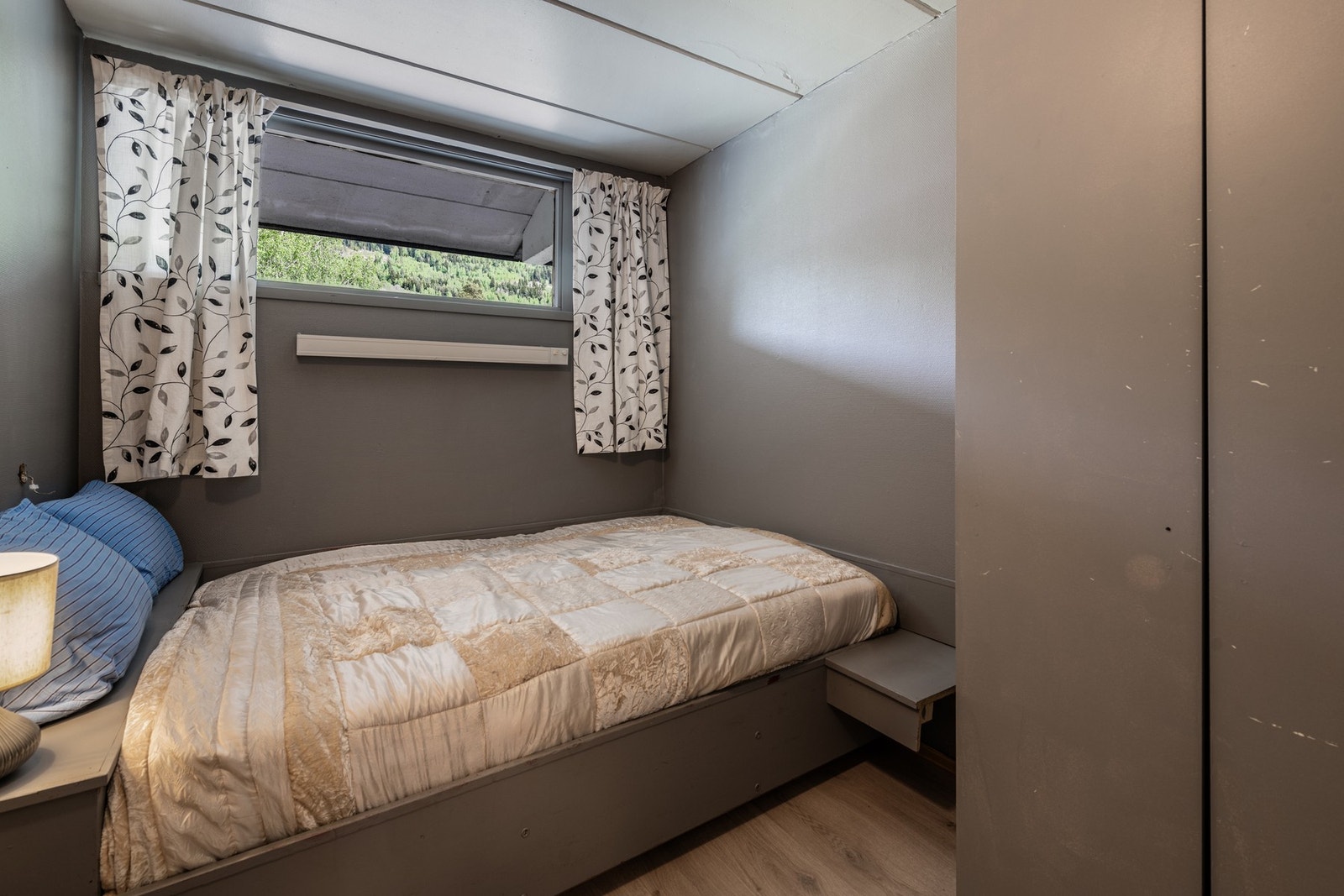 Soverom med plassbygd seng og garderobeskap. Galleribilde