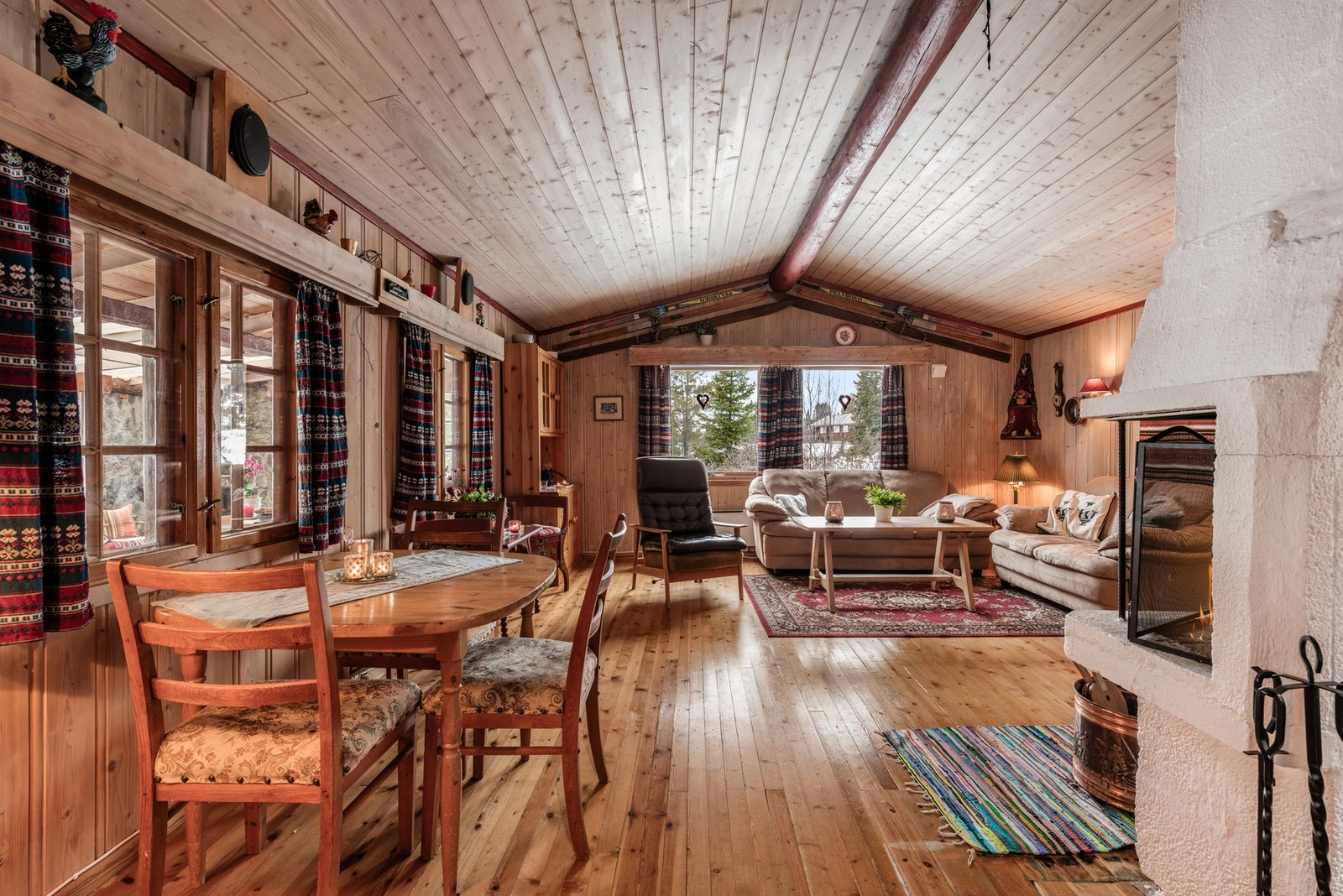 Stuen har rausta himling og flere vinduer som slipper inn godt med naturlig lys. Galleribilde