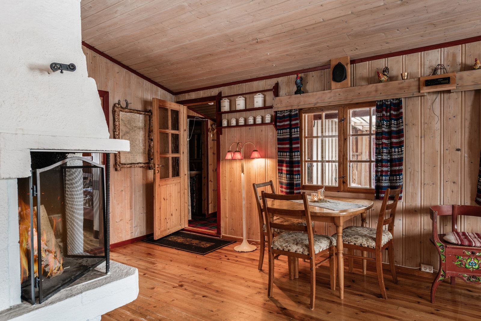 Panelte overflater på vegg og himling, samt tregulv. Galleribilde