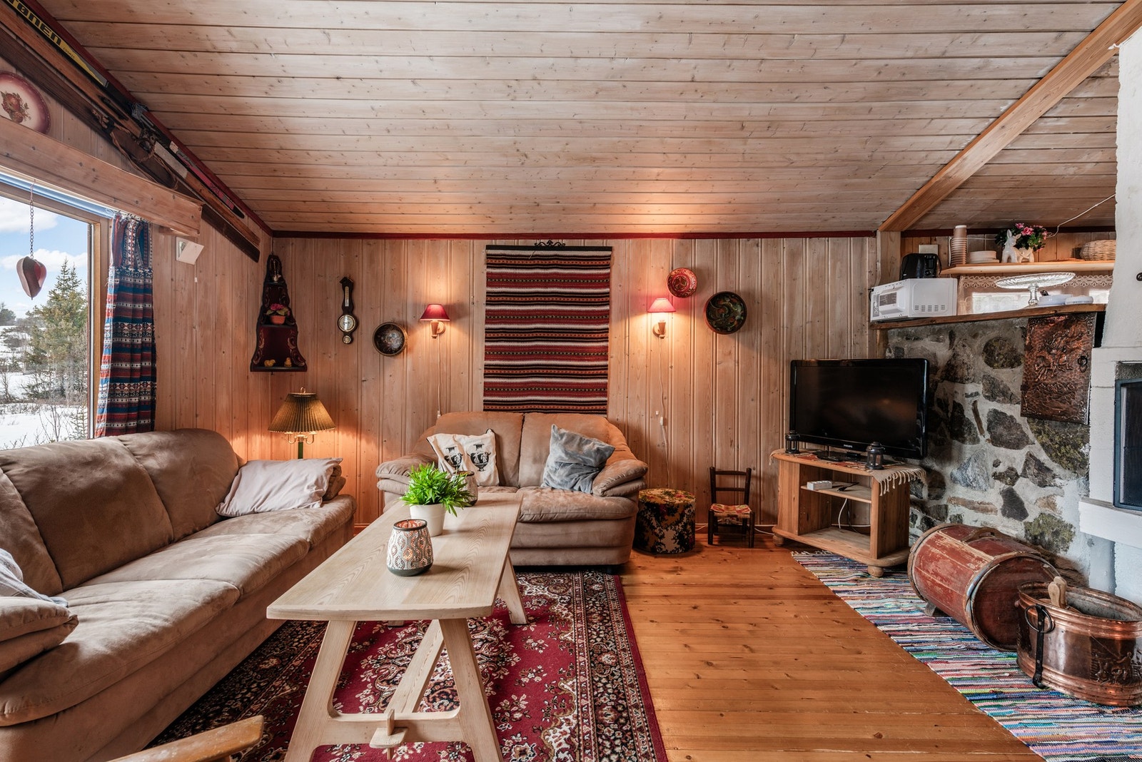 God plass til romslig salong. Galleribilde