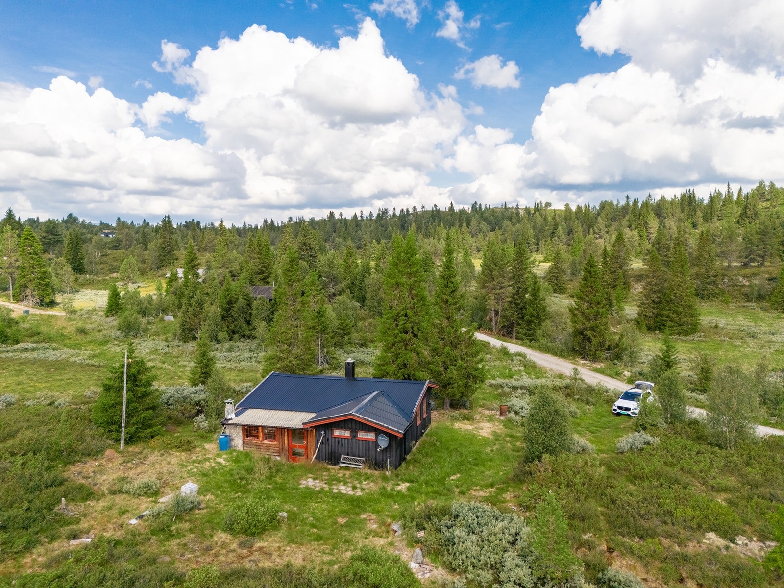 Hytta fremstår med en del vedlikeholdsbehov. Galleribilde