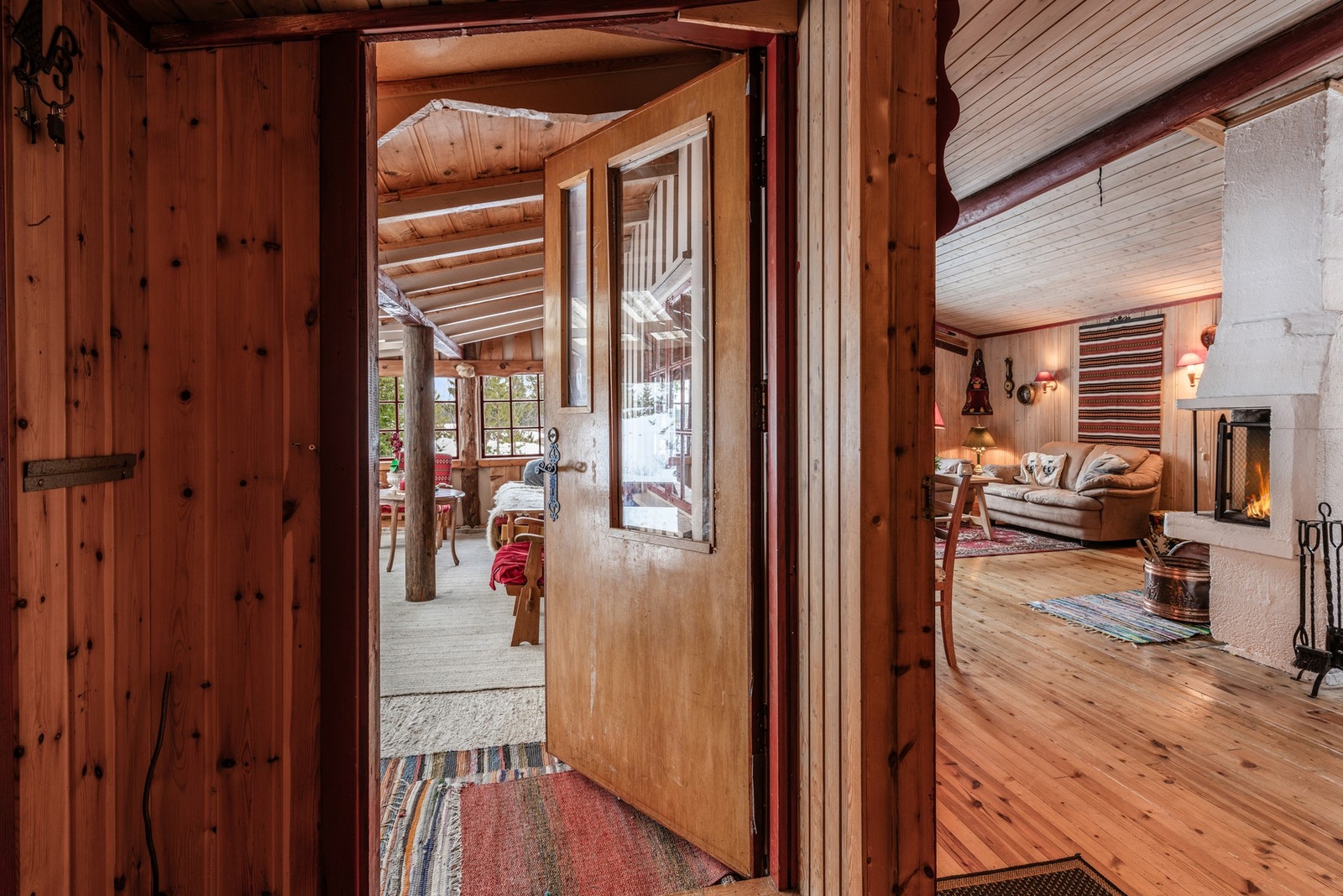 Fra inngangen er det direkte adkomst til den innglassede verandaen. Galleribilde