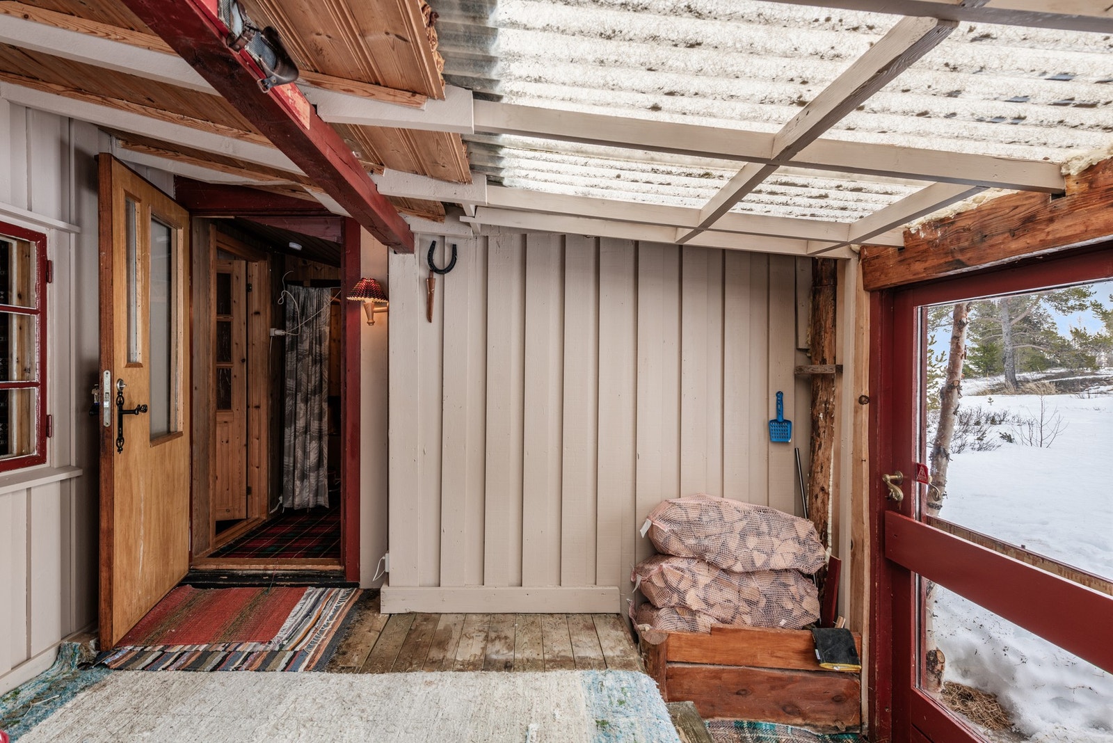 Overbygd inngangsparti, i sammenheng med innglasset veranda. Galleribilde