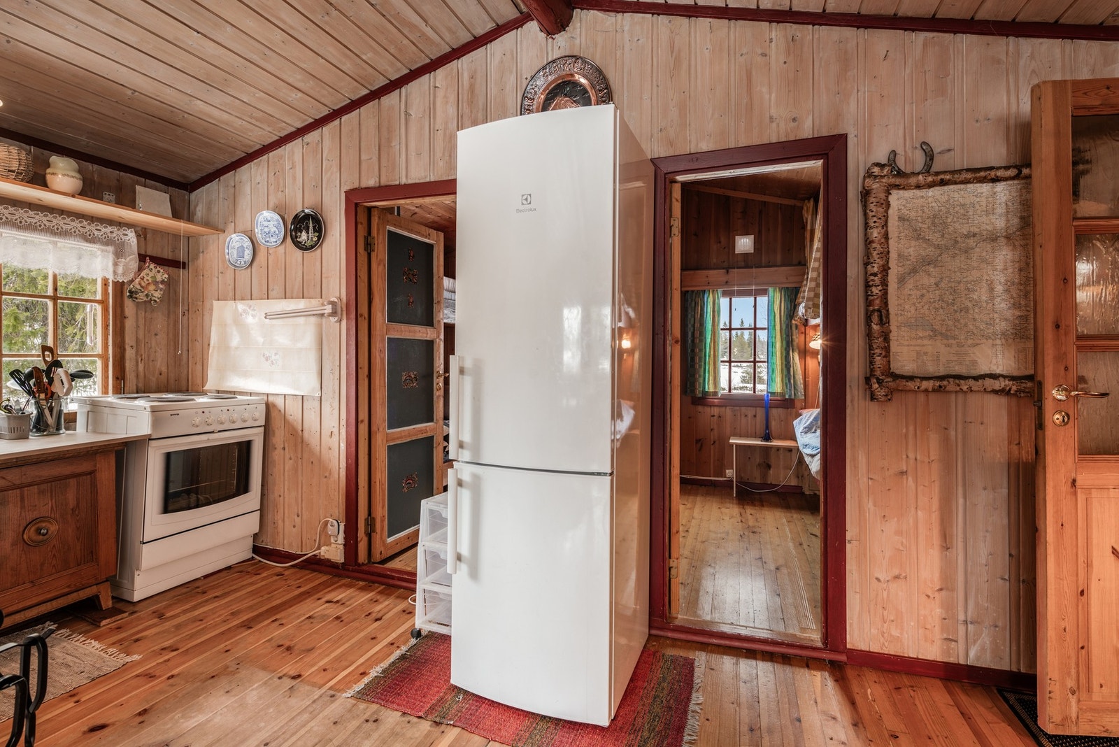 Frittstående hvitevarer som komfyr og kjøl-/fryseskap. Galleribilde