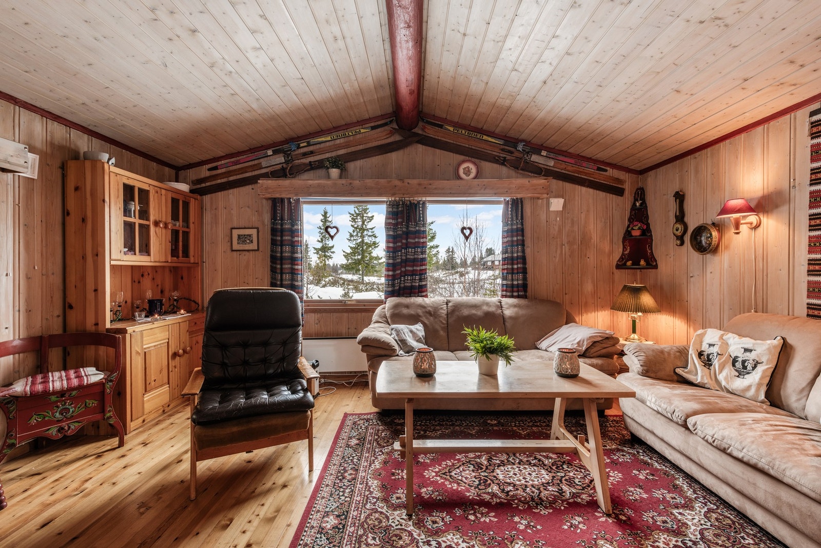 De mange vindusflatene slipper inn godt med naturlig lys. Galleribilde