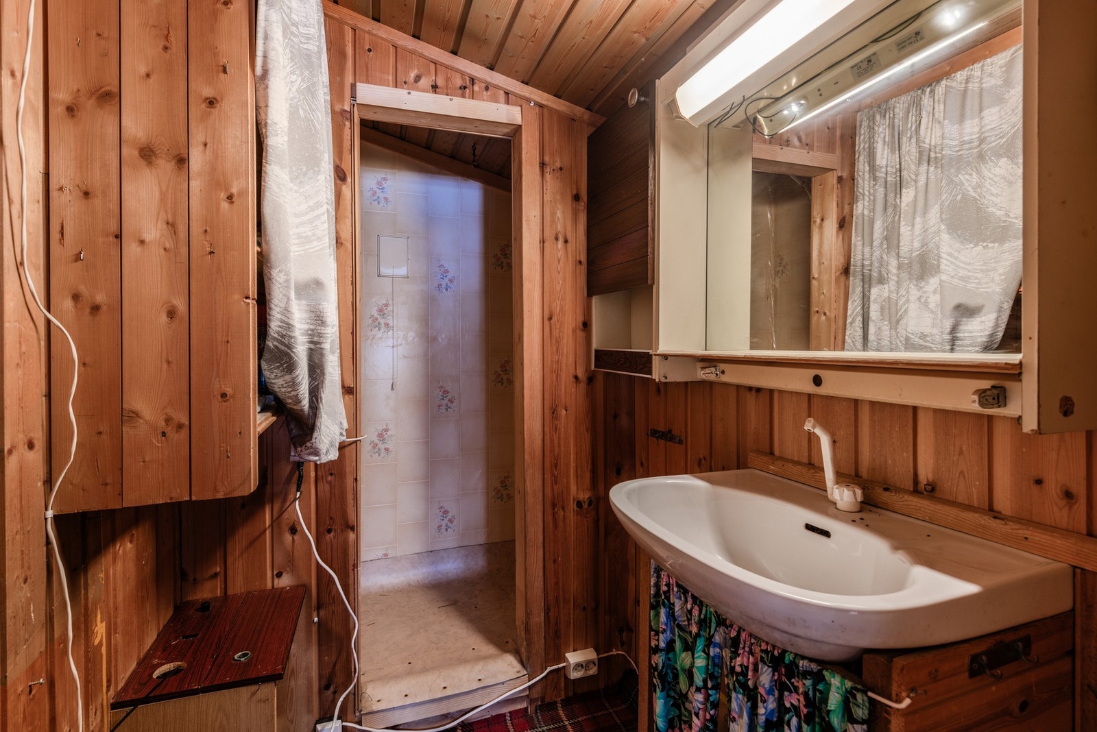 Enkelt "hyttebad" med servant og dusj med lavvoltspumpe tilknyttet vannbeholder som fylles manuelt. Galleribilde