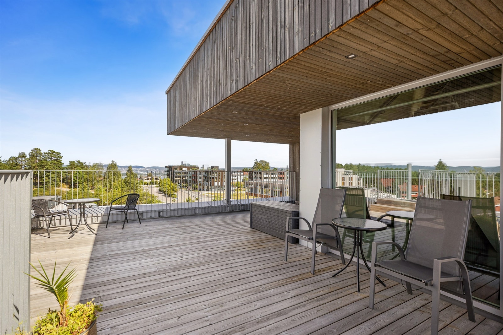 Felles takterrasse med flott utsikt og meget gode solforhold. Galleribilde