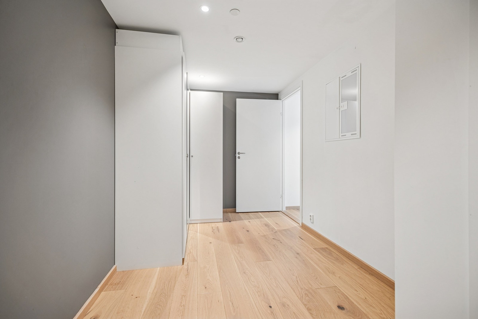 Romslig og lys entrè som gir et godt førsteinntrykk. Her er det rikelig med plass til garderobe og andre møbler, noe som gjør det enkelt å holde orden og skape en innbydende atmosfære for både deg og dine gjester. Galleribilde