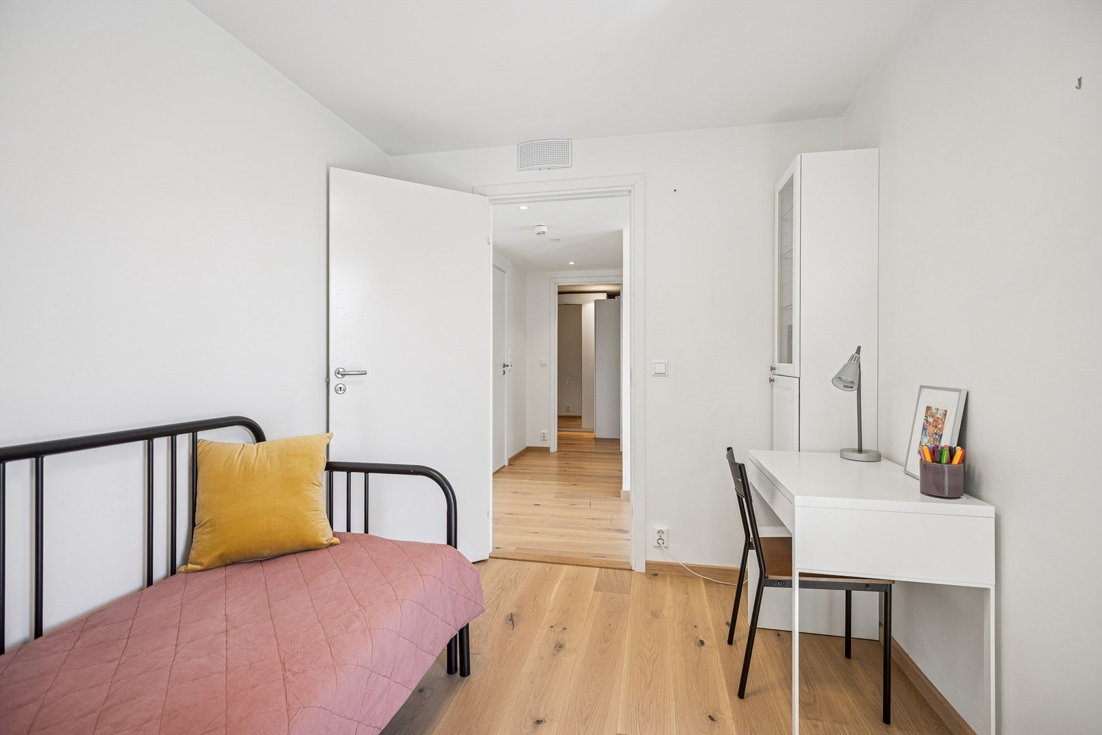 Her er det også plass til dobbeltseng, garderobeskap og nattbord. Galleribilde