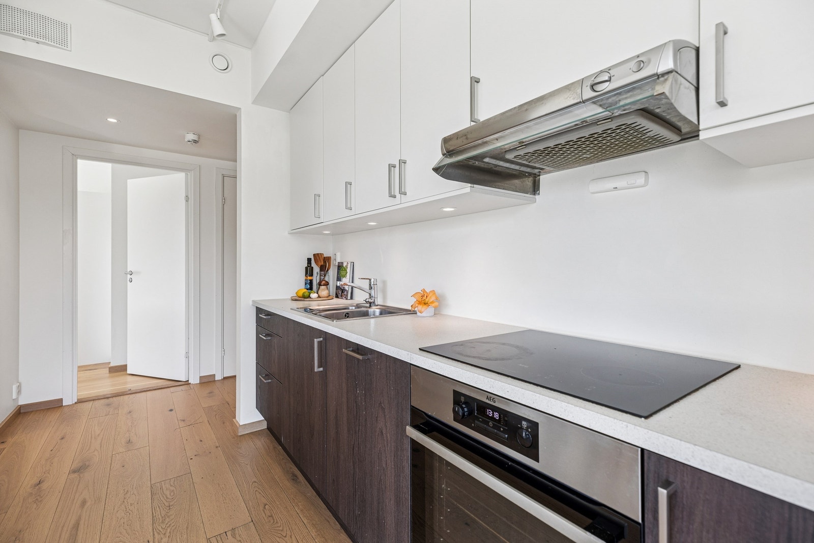 Fra kjøkken og stue har du adkomst til leilighetens to soverom. Galleribilde