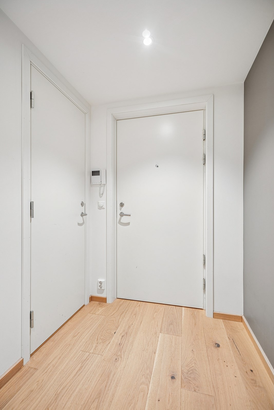 Adkomst fra entré til teknisk rom. Galleribilde