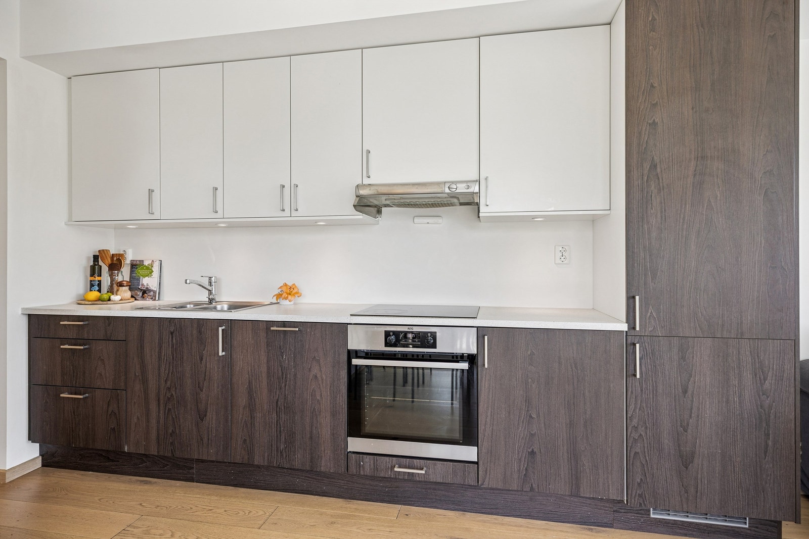 Kjøkkenet er utstyrt med stilfull og moderne innredning, rikelig med skapplass og integrerte hvitevarer. Dette gir både funksjonalitet og et elegant utseende. Galleribilde