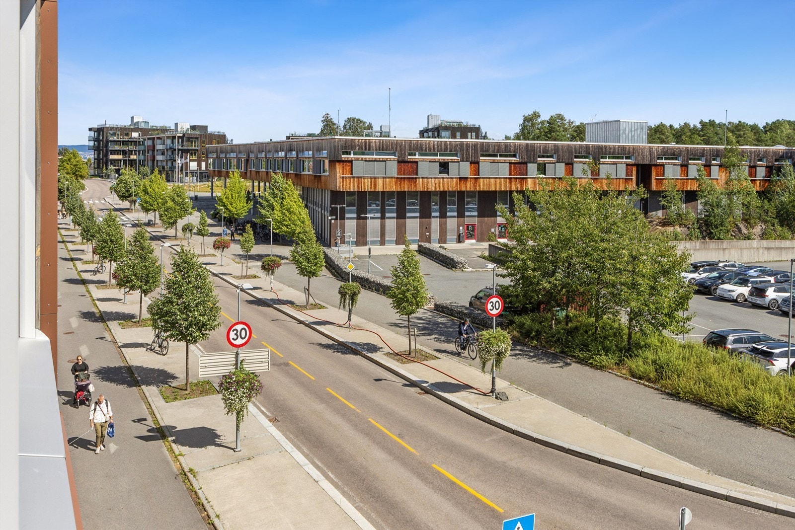 Leiligheten er beliggende høyt og luftig, som også byr på hyggelig utsyn til Tangenåsen. Galleribilde