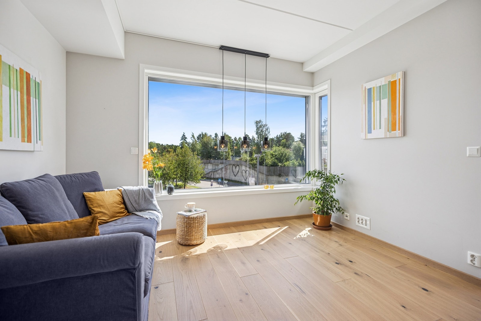 Stuen er innredet i lyse farger og har store vindusflater samt lekkert parkettgulv. Rommet byr på gode møbleringsmuligheter, slik at du kan skape din perfekte oppholdsplass. Galleribilde