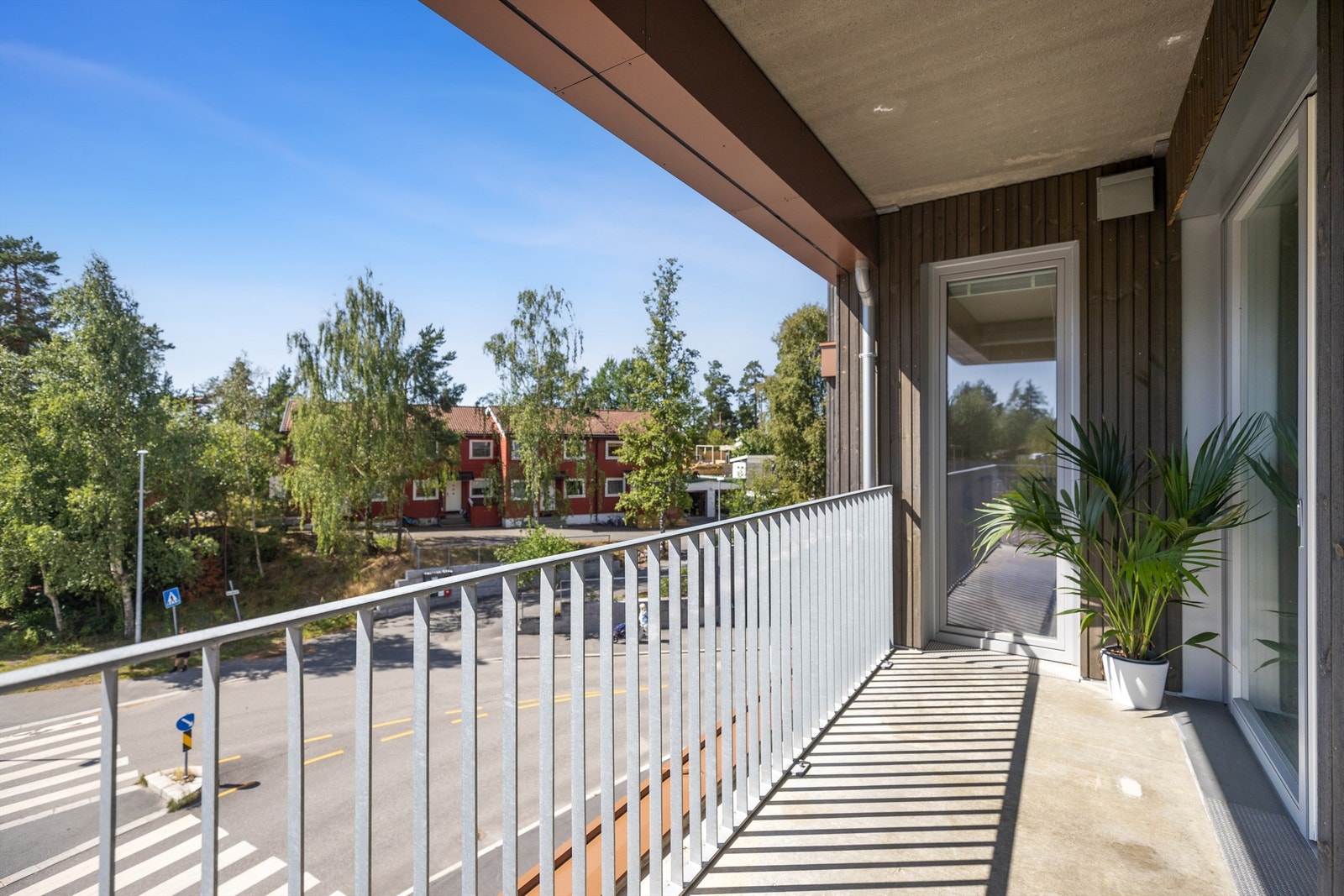 Balkongen er romslig og overbygget, perfekt for både regnværsdager og solfylte dager. Galleribilde