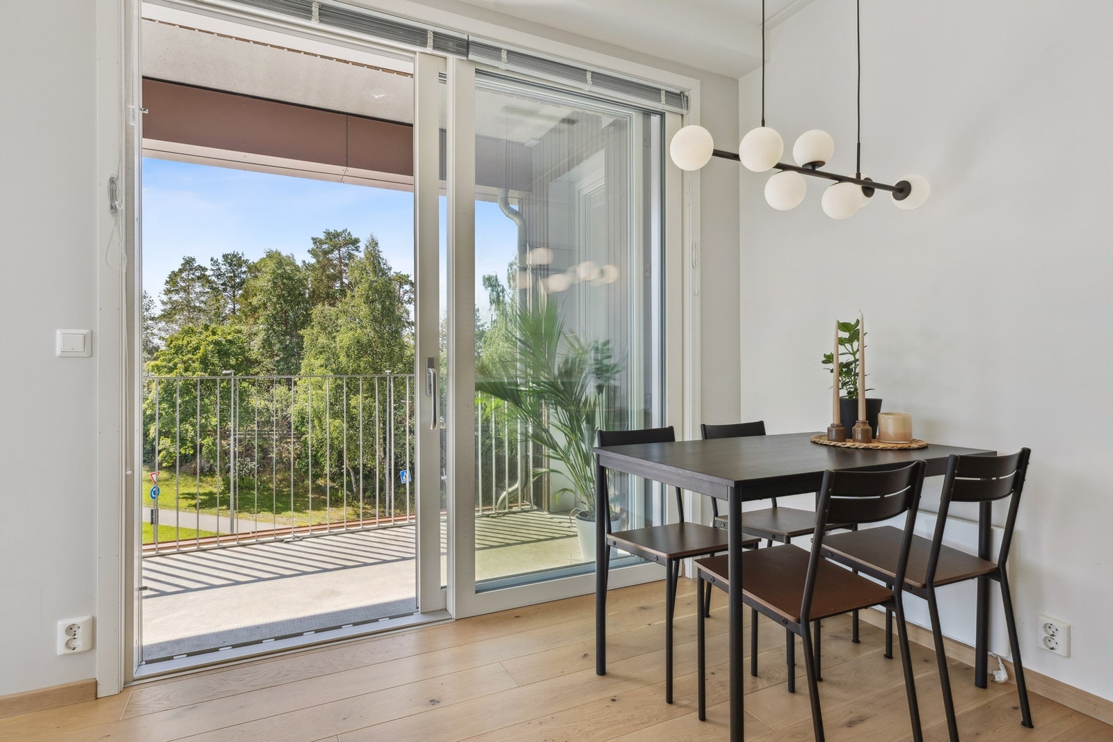 Fra stuen har du direkte tilgang til en solrik overbygget balkong, perfekt for avslapning og hyggelige stunder. Galleribilde