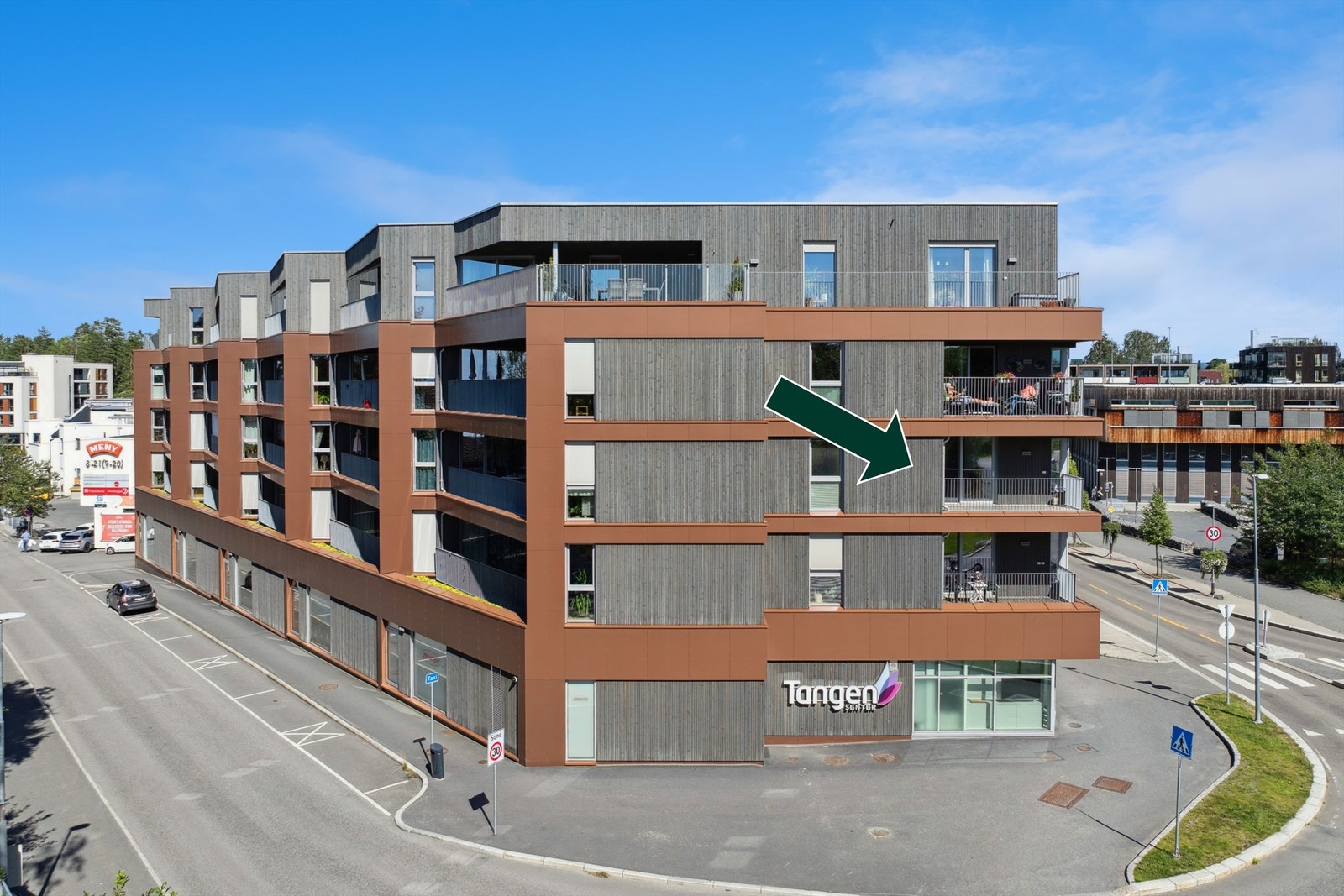 Enkel adkomst til leiligheten via heis, som også gir direkte adkomst til Tangen senter med et godt utvalg av butikker og servicetilbud. Umiddelbar nærhet til offentlig transport, samt kort vei til turområder og badestrender. Galleribilde