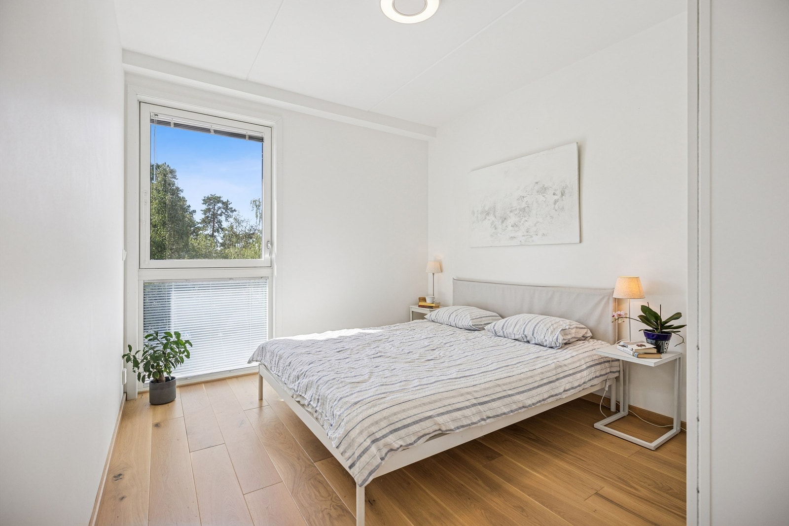 Rommet har god plass til dobbeltseng, stort garderobeskap og nattbord. Galleribilde