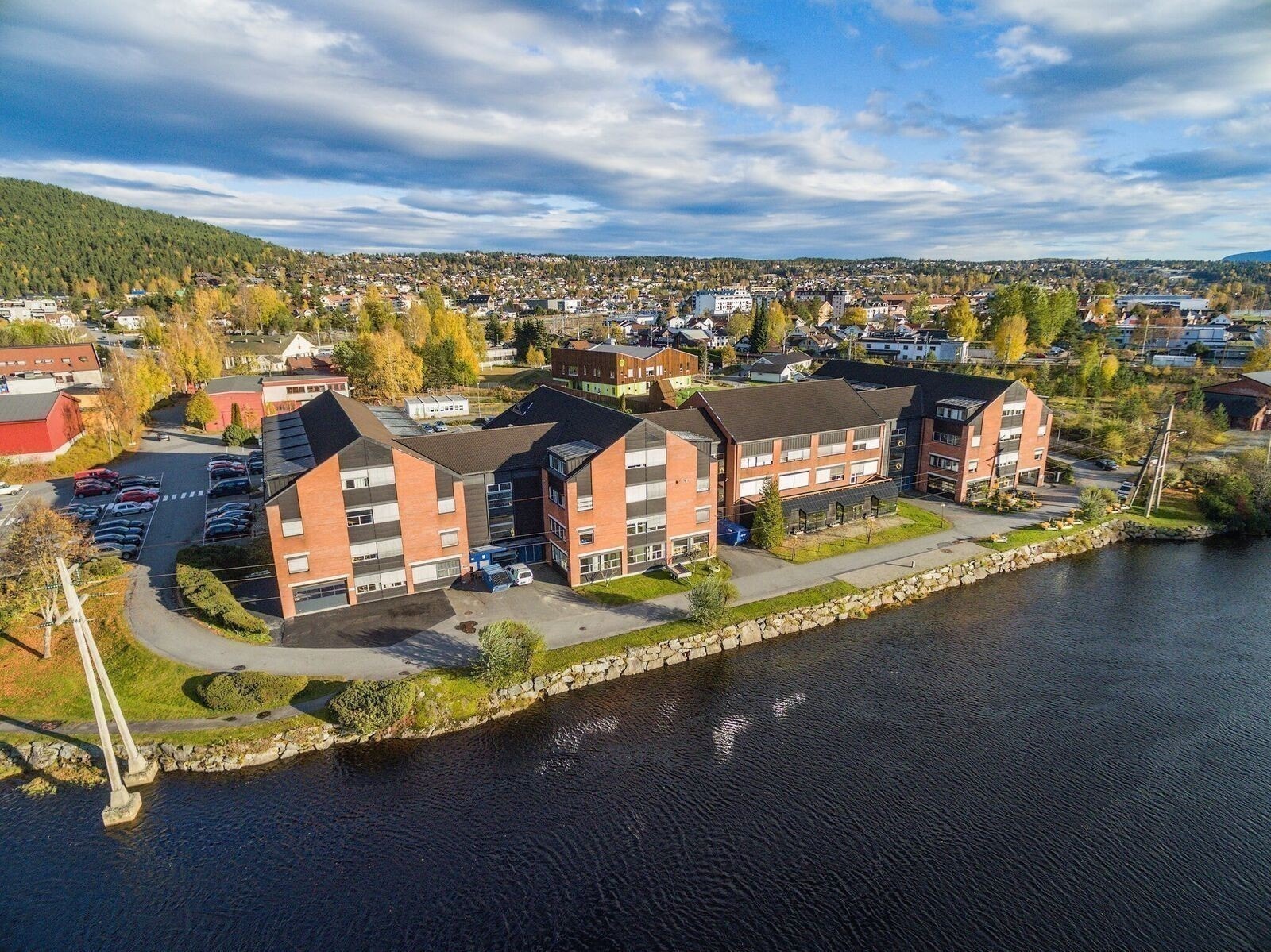 Industritunet ligger vakkert til langs Lågen. Galleribilde