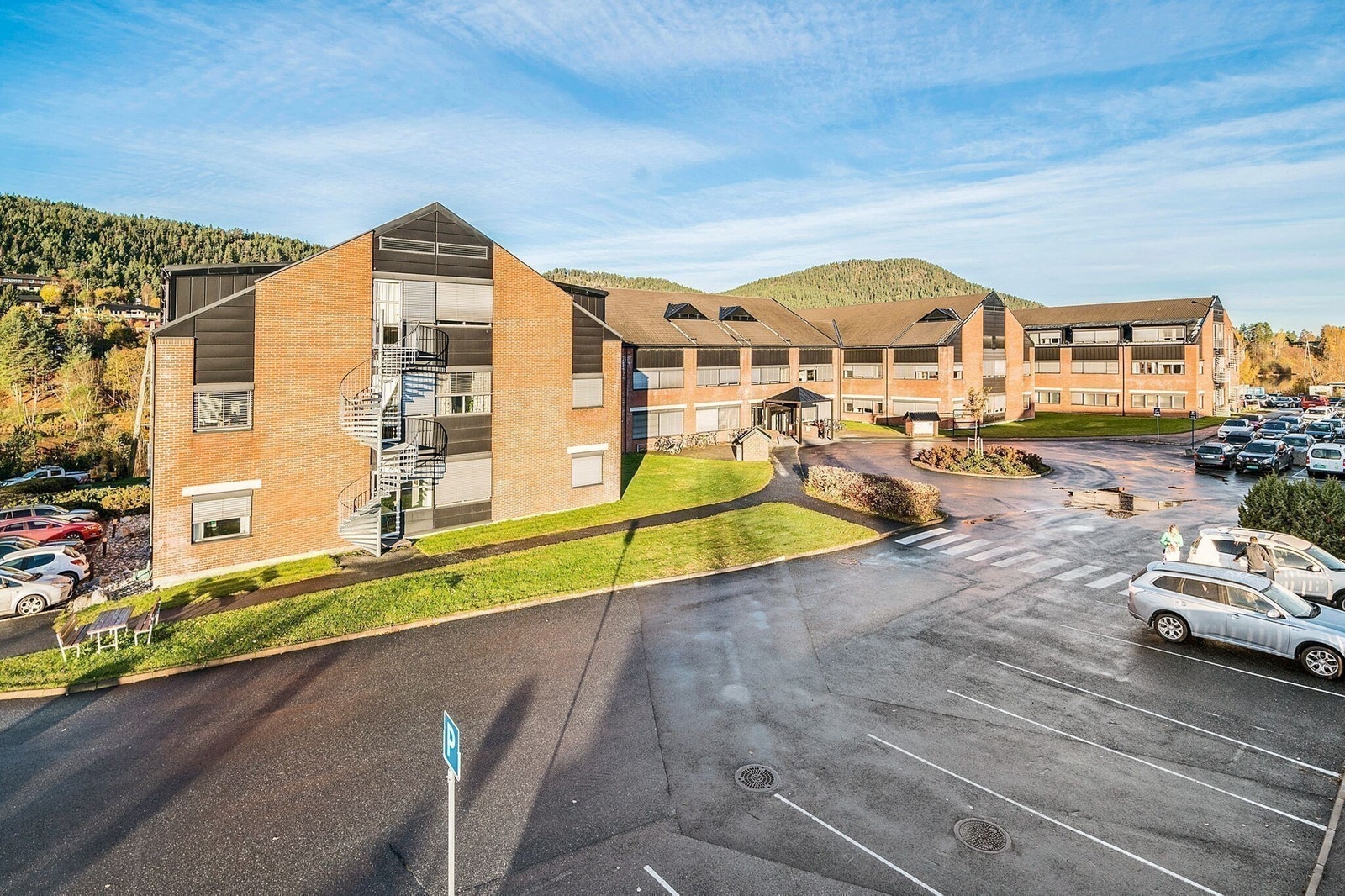 Gode parkeringsmuligheter i fronten av bygget. Galleribilde