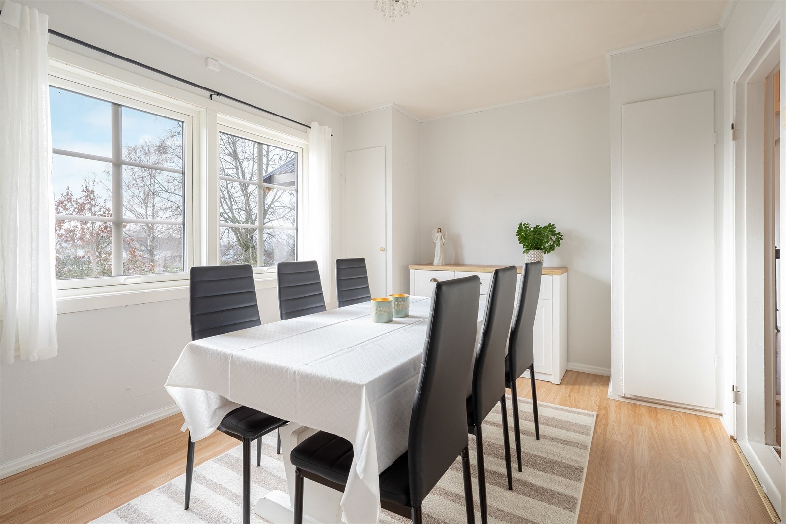 Det største soverommet i boligen ligger ved entréen og er i dag innredet som en spisestue. Galleribilde