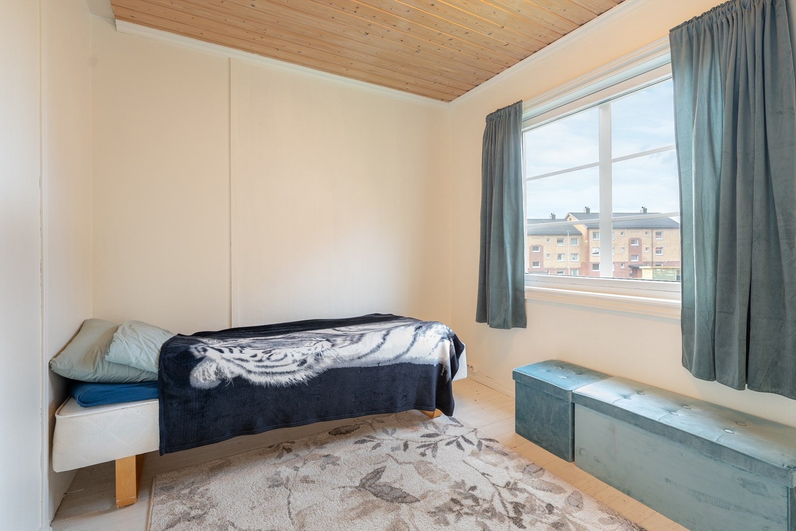 Fra kjøkken er det tilkomst inn til det ene soverommet. Galleribilde