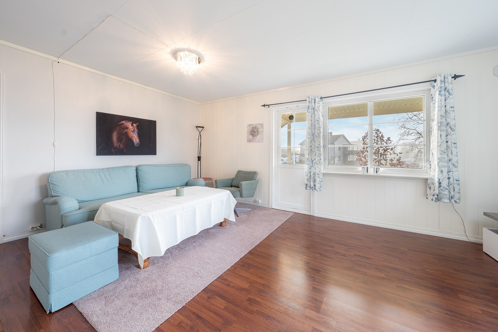 Fra entré er det åpen tilkomst inn i stue av god størrelse. Galleribilde