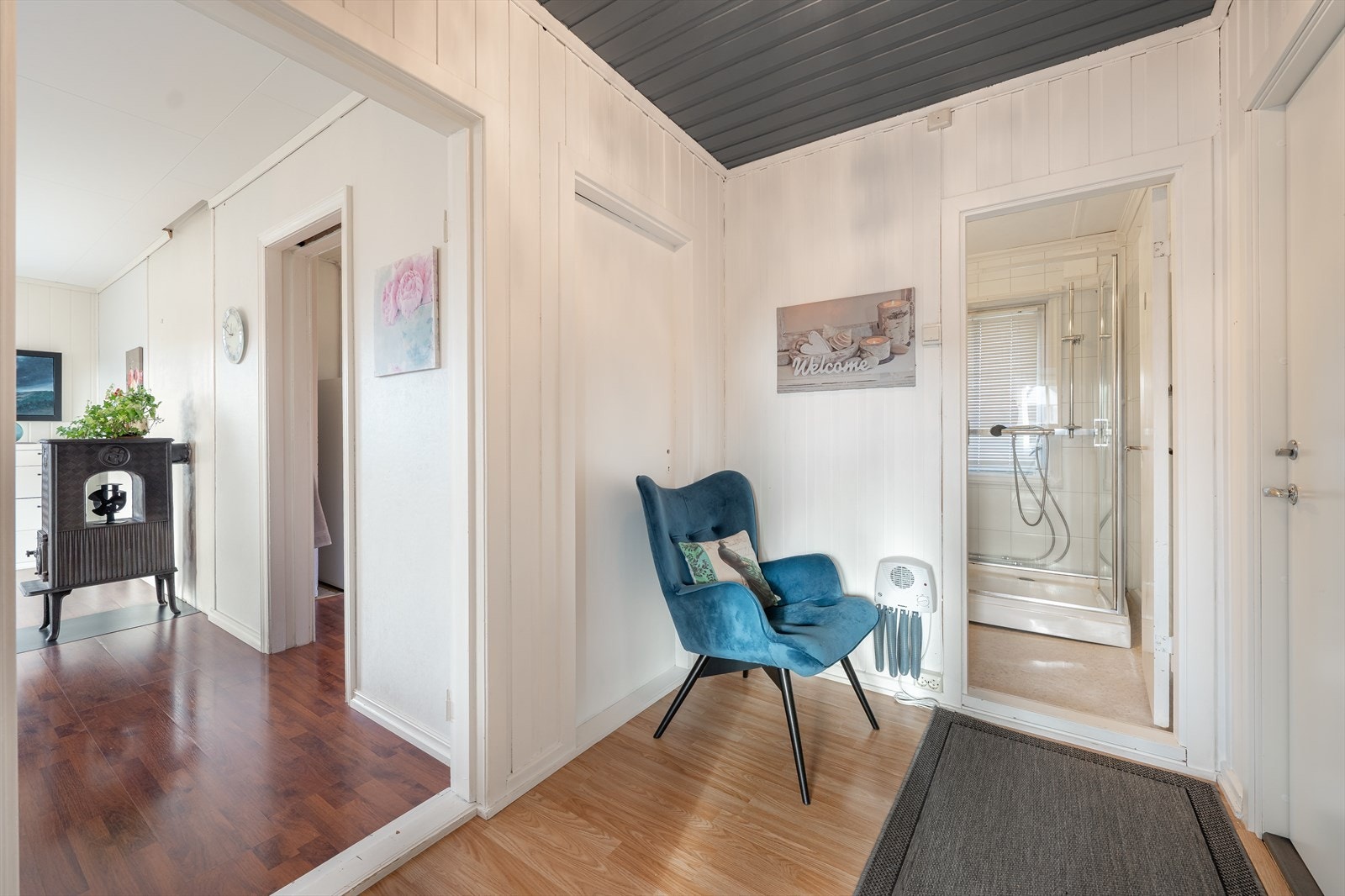 Fra felles inngangsparti er det malt tretrapp opp til 2. etasje med trappeneser i trinn. Inn i boligen ønsker en romslig entré velkommen inn i boligen hvor det er fin plass til sko og yttertøy. Galleribilde