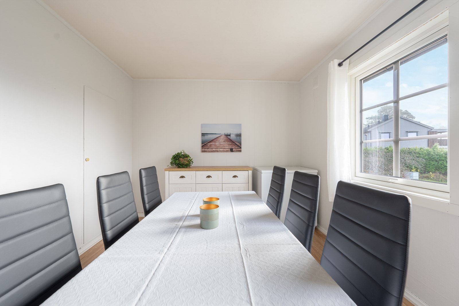 Her er det to plassbygde garderobeskaper og et kott med fin plass til oppbevaring. Galleribilde