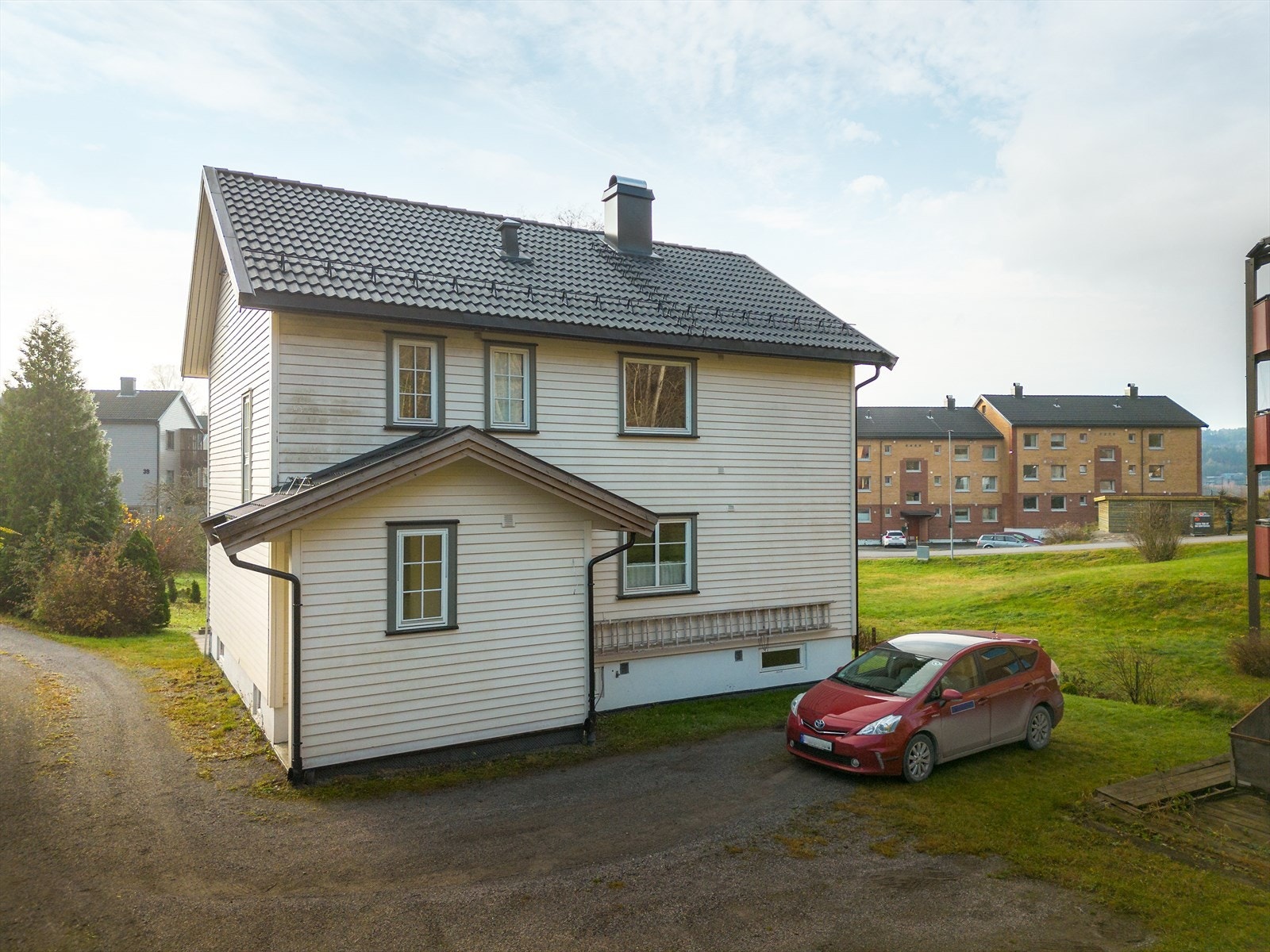 Det er gruset innkjørsel og gårdsplass med god plass til parkering. Galleribilde