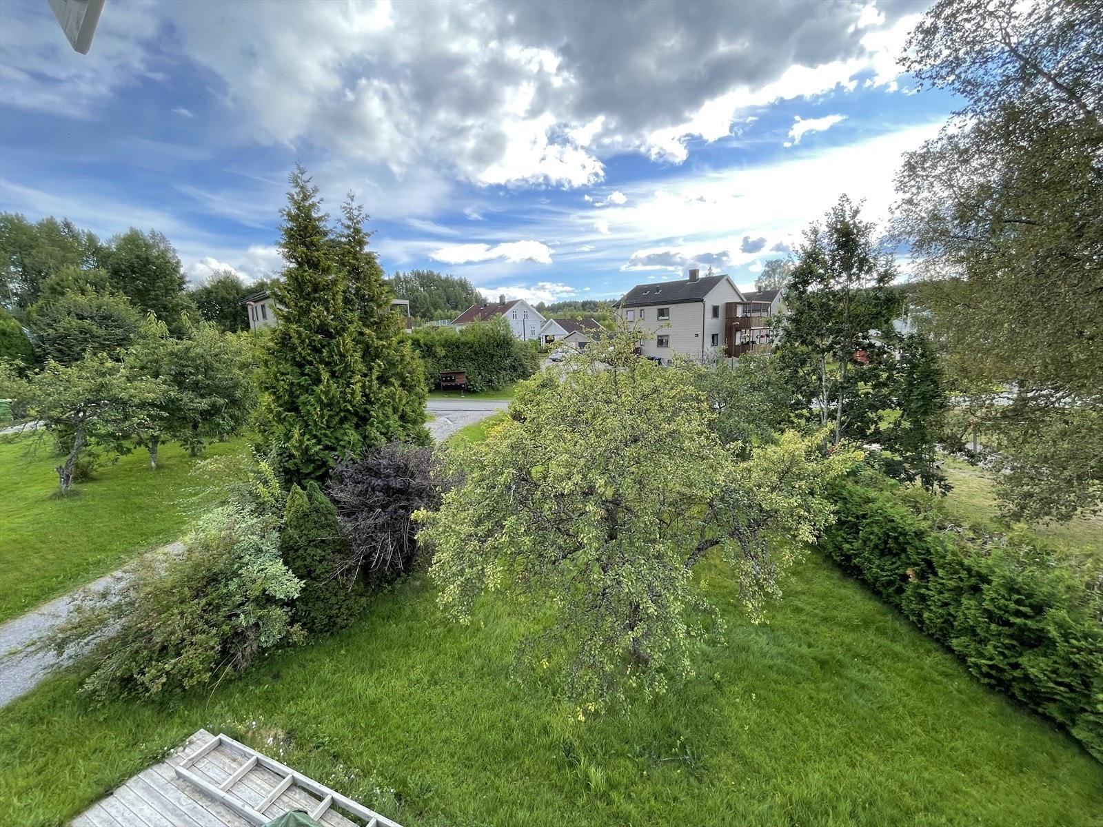 Borettslaget har en fin opparbeidet hage som benyttes etter avtale med den andre andelseieren i tomannsboligen. Galleribilde