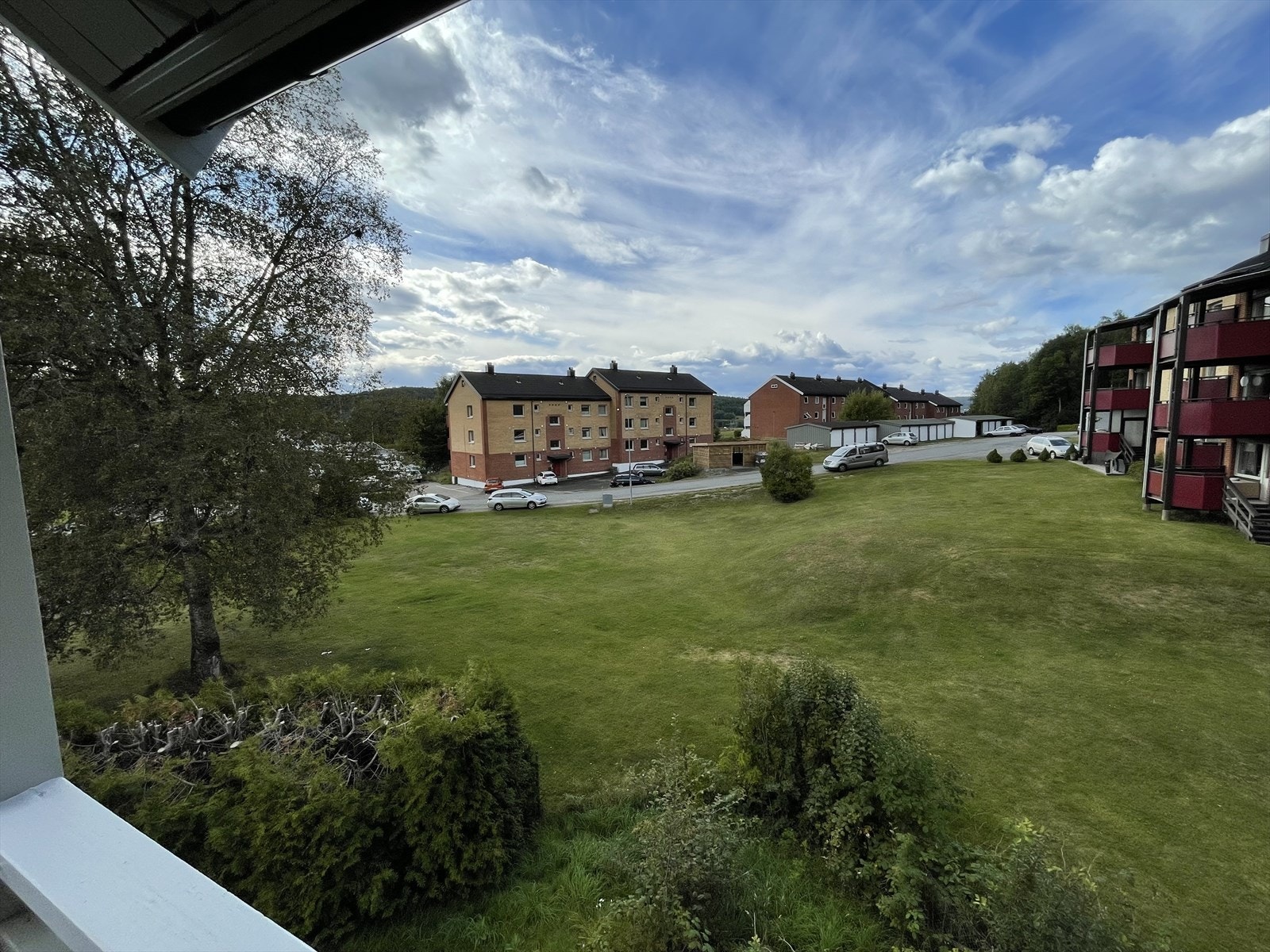 Det er også kort vei til dagligvareforretninger, handelsområde på Moheim med diverse forretninger og Porsgrunn sentrum med alle byens fasiliteter. Galleribilde