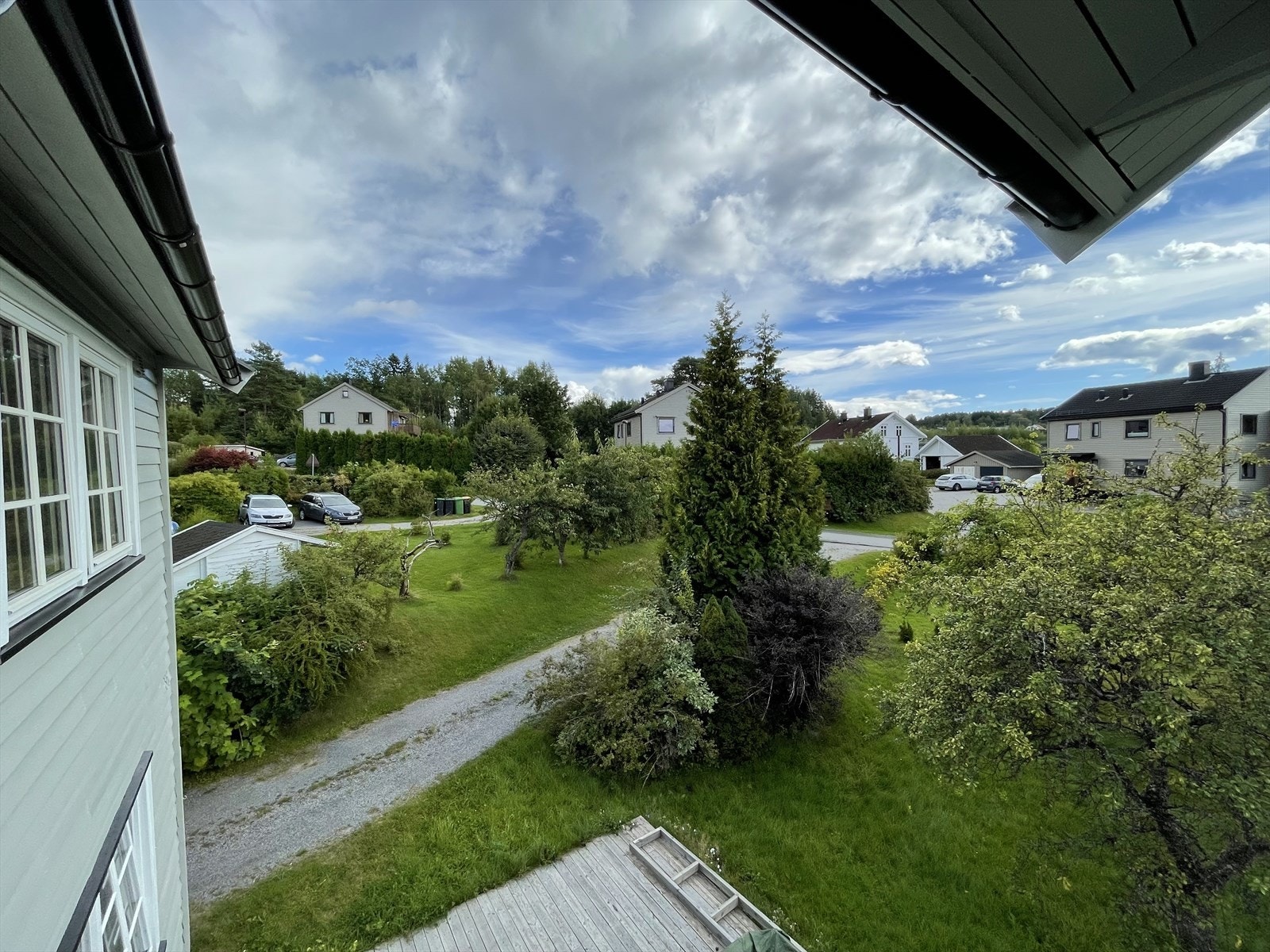 Universitetet i Sørøst-Norge samt Porsgrunn videregående skole ligger kun ca. 2,5 km fra eiendommen. Galleribilde