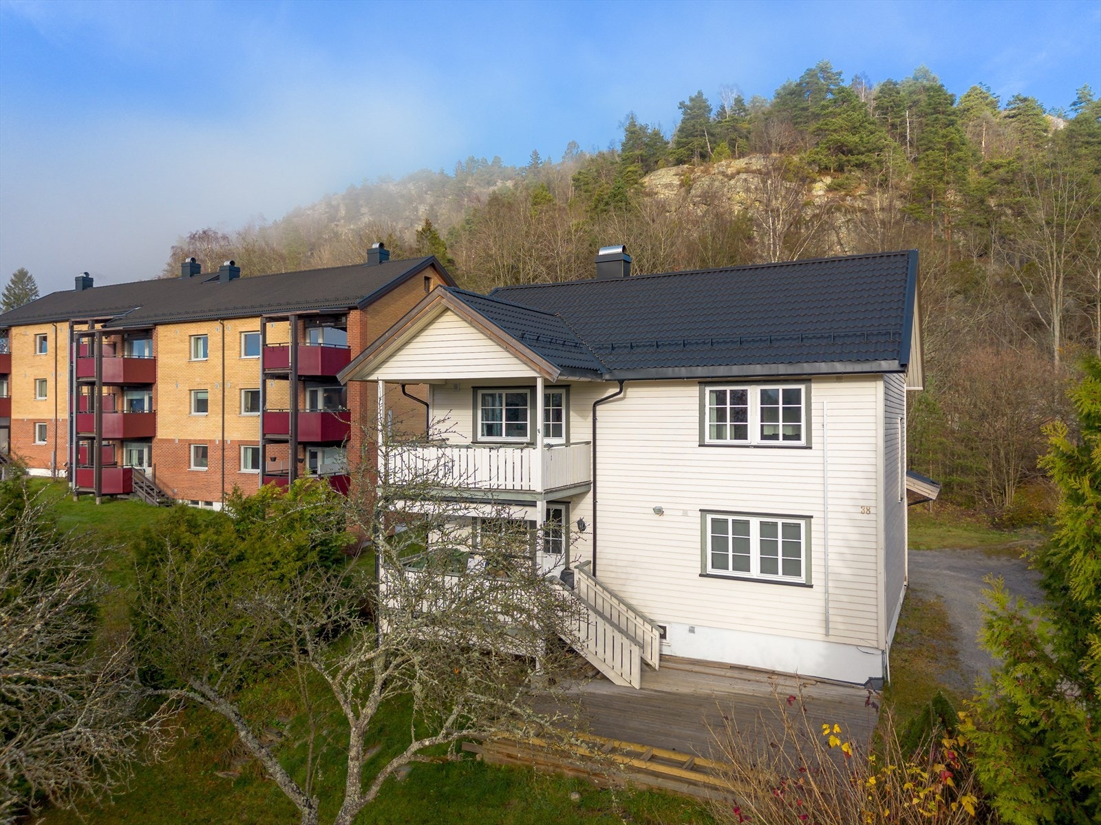 Rundt boligen er det opparbeidet fine grøntarealer med plen, prydbusker og trær. Bruken av utearealene avtales mellom de to beboerne i tomannsboligen etter avtale. Galleribilde