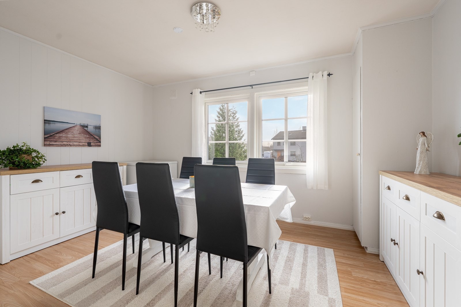 Det største soverommet har adkomst fra entreen, godt lysinnslipp, plassbygde garderober og i tillegg et kleskott Galleribilde