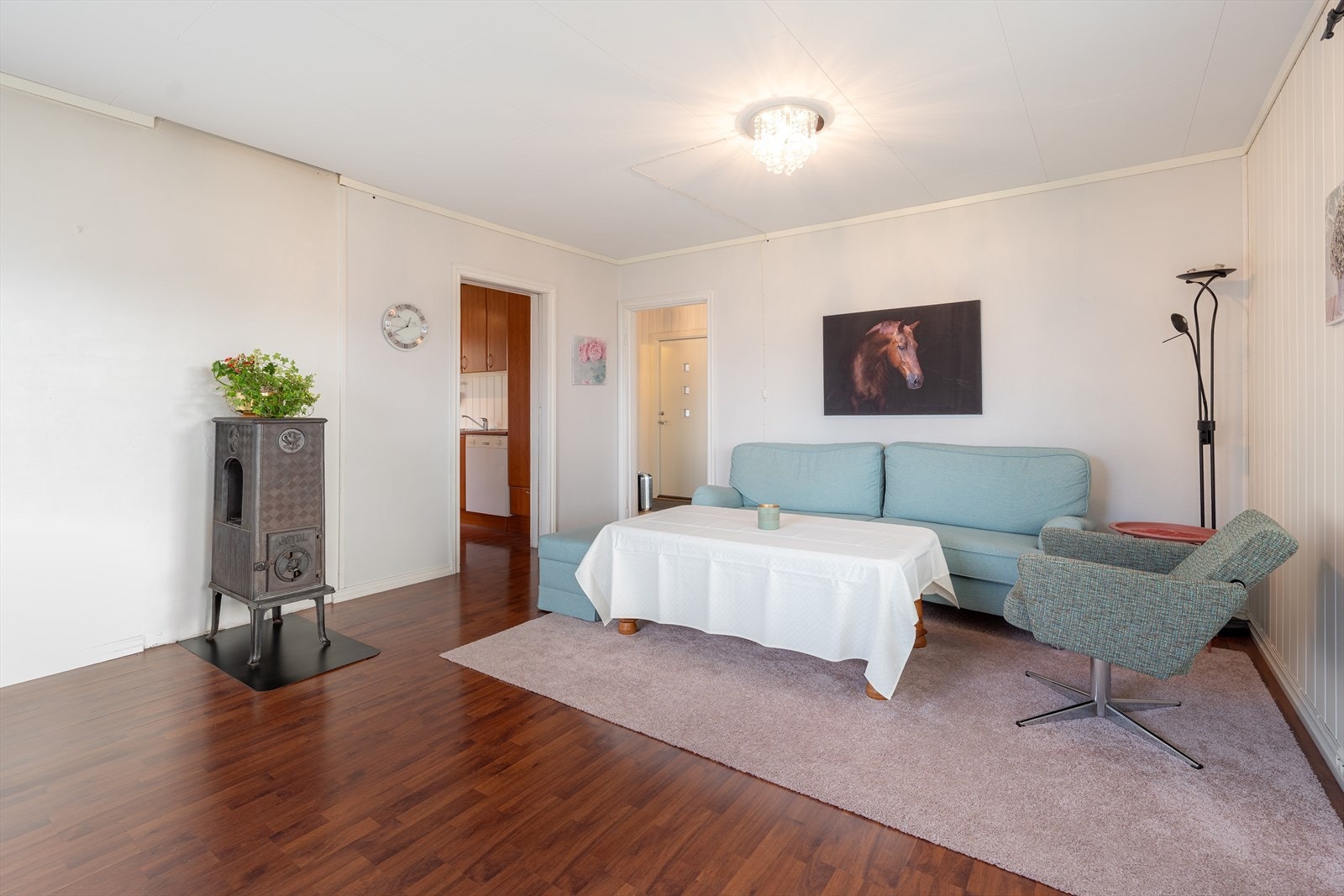 Stuen har store vindusflater ut mot sørvest og nordvest, som gir fint lysinnslipp inn i rommet. Galleribilde