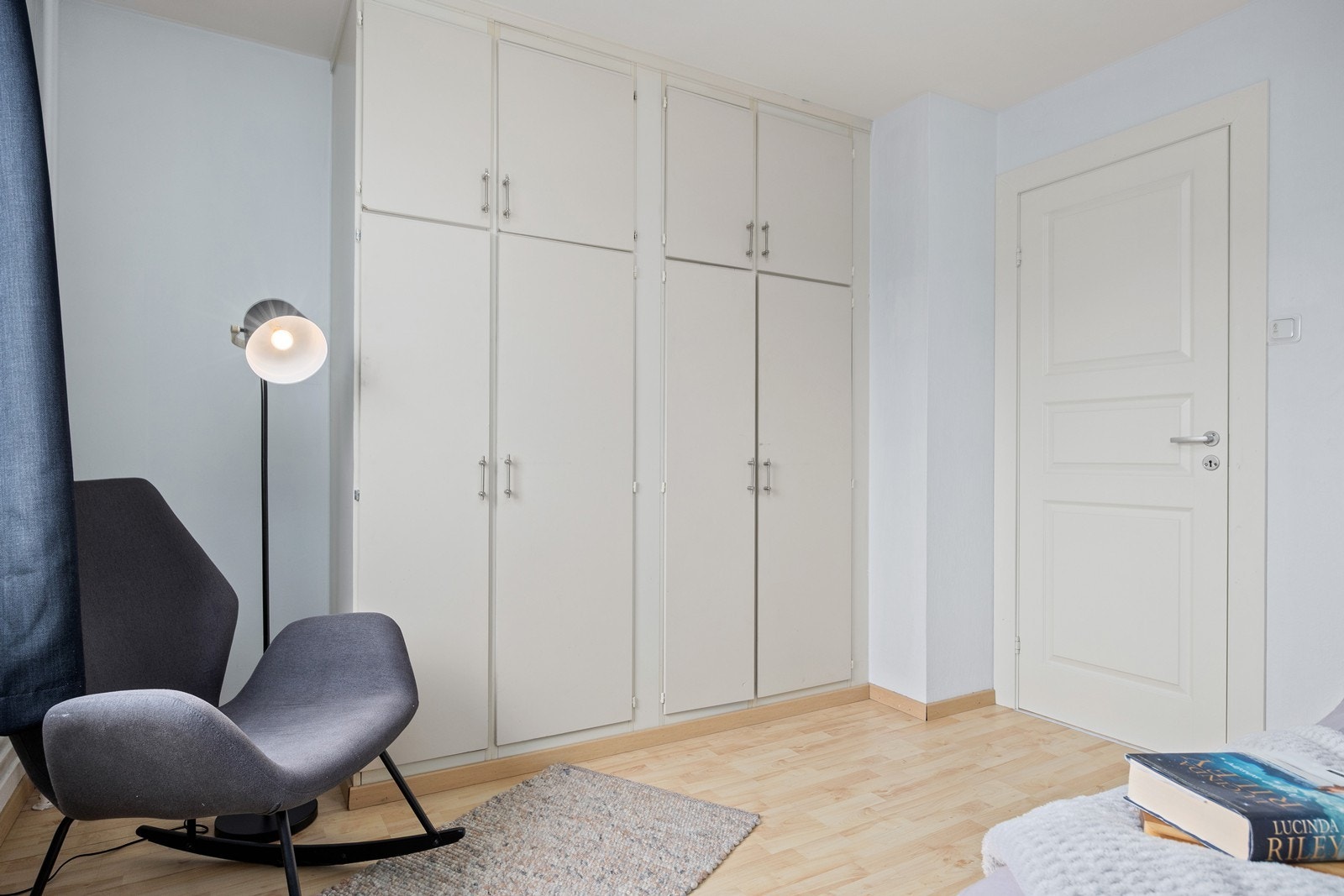 Det er integrerte skap i fra byggetiden, med god lagringsplass Galleribilde