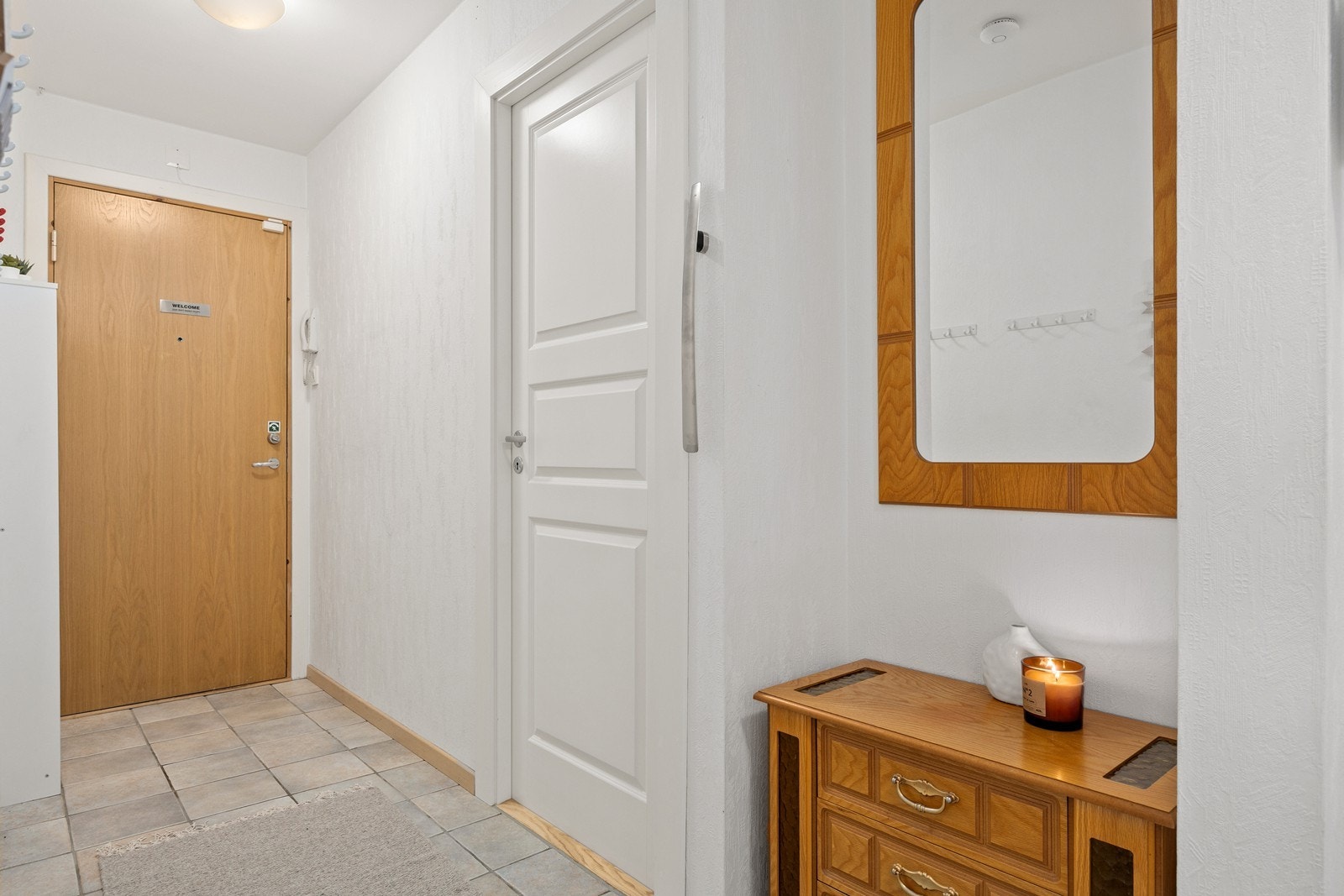 Gang/entré med flislagt gulv. Det er plass til entré møbler, i tillegg er det montert porttelefon med fjernåpning av boligbyggets hoveddør Galleribilde