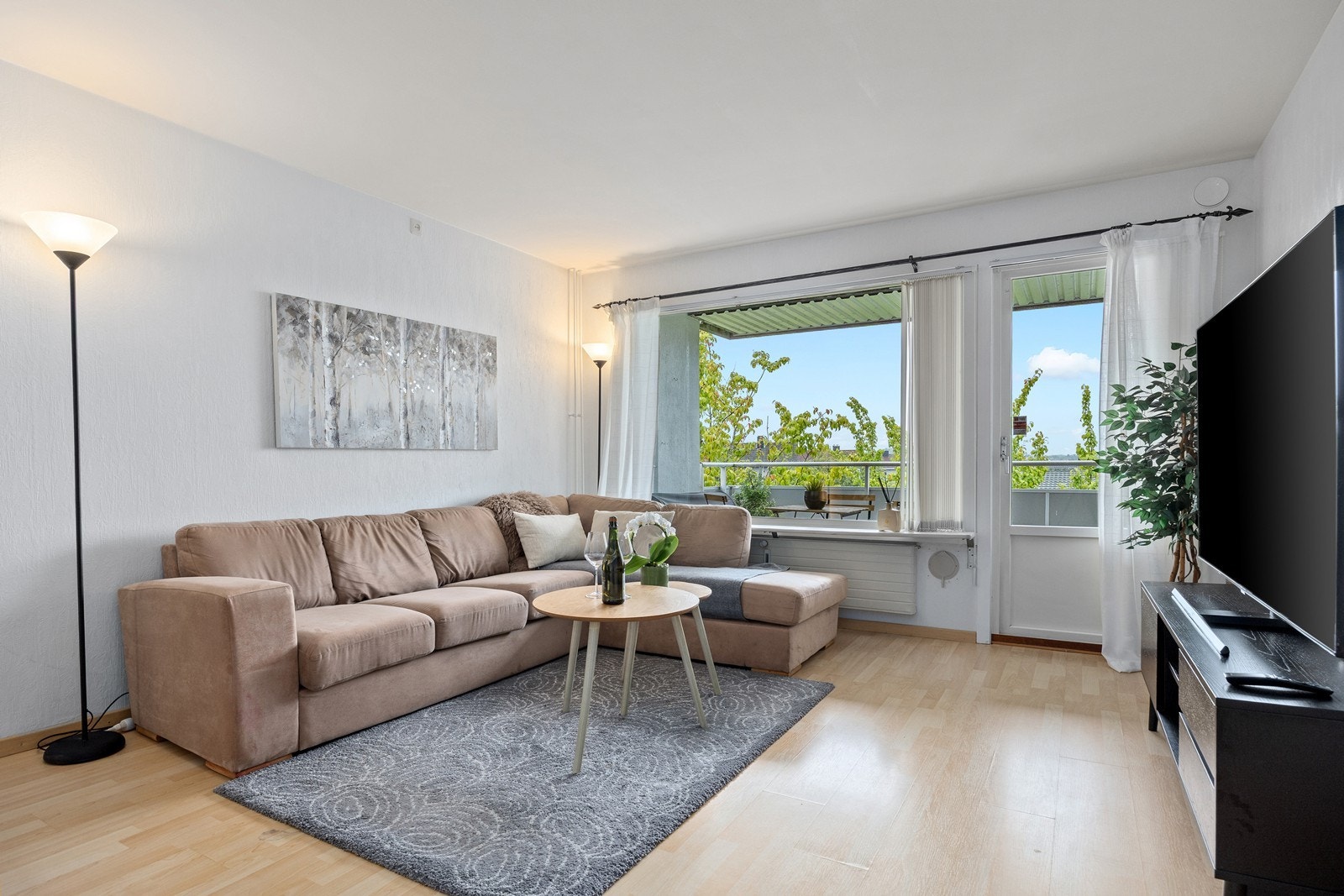 I stua er det plass til en salong med tilhørende bord og TV med TV-benk Galleribilde