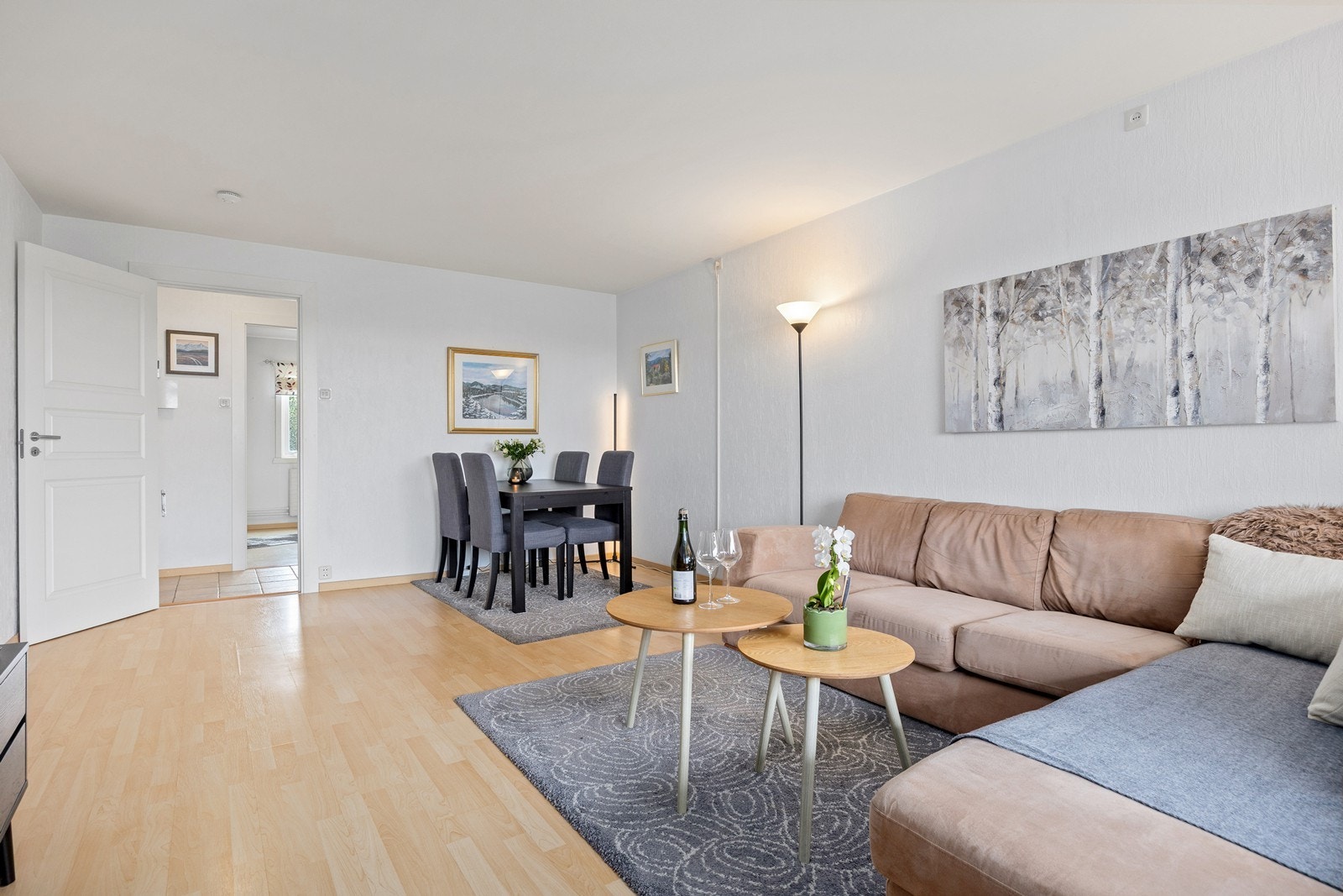 I stua er det også plass til en spisegruppe Galleribilde