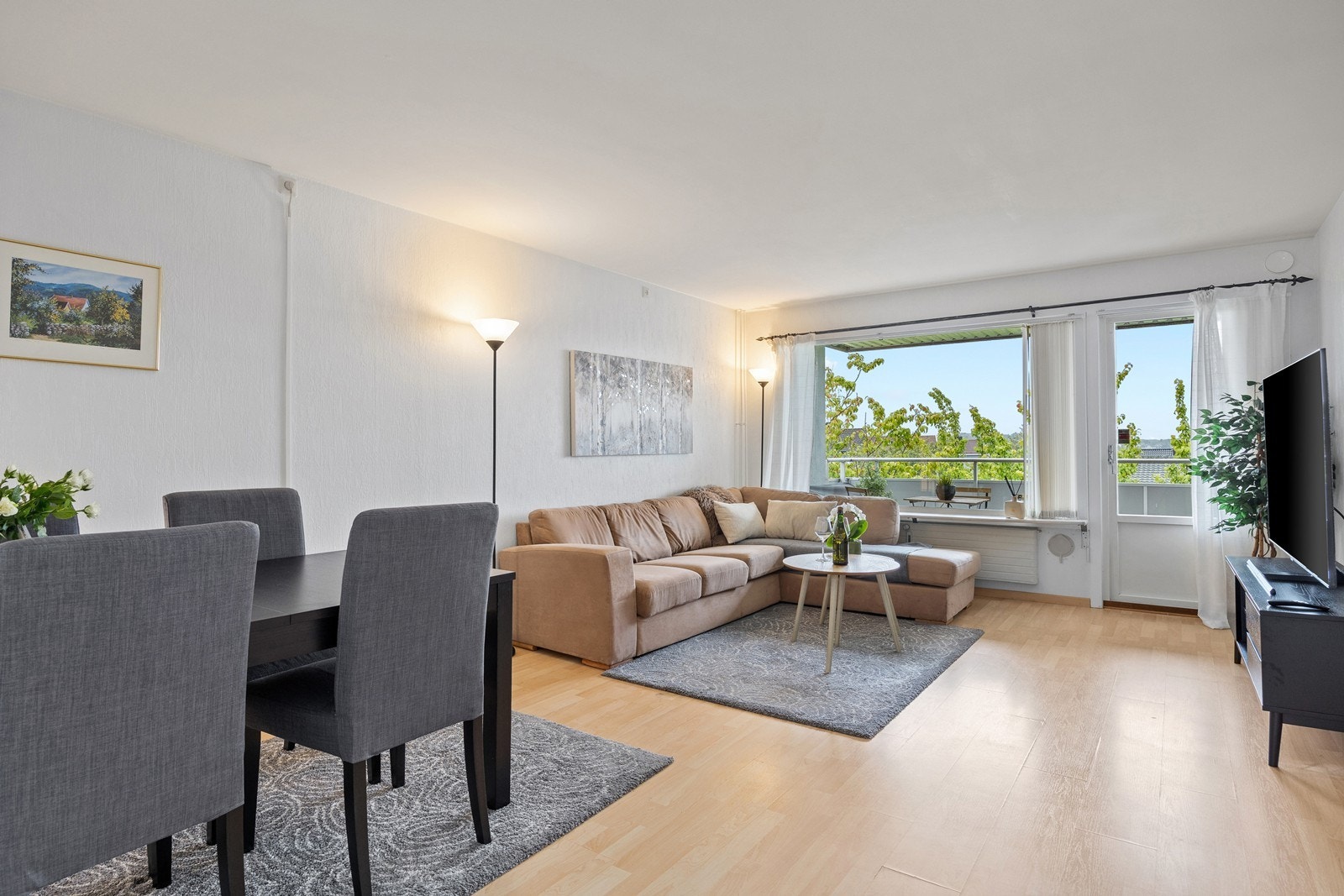 Lys stue med utgang til veranda Galleribilde