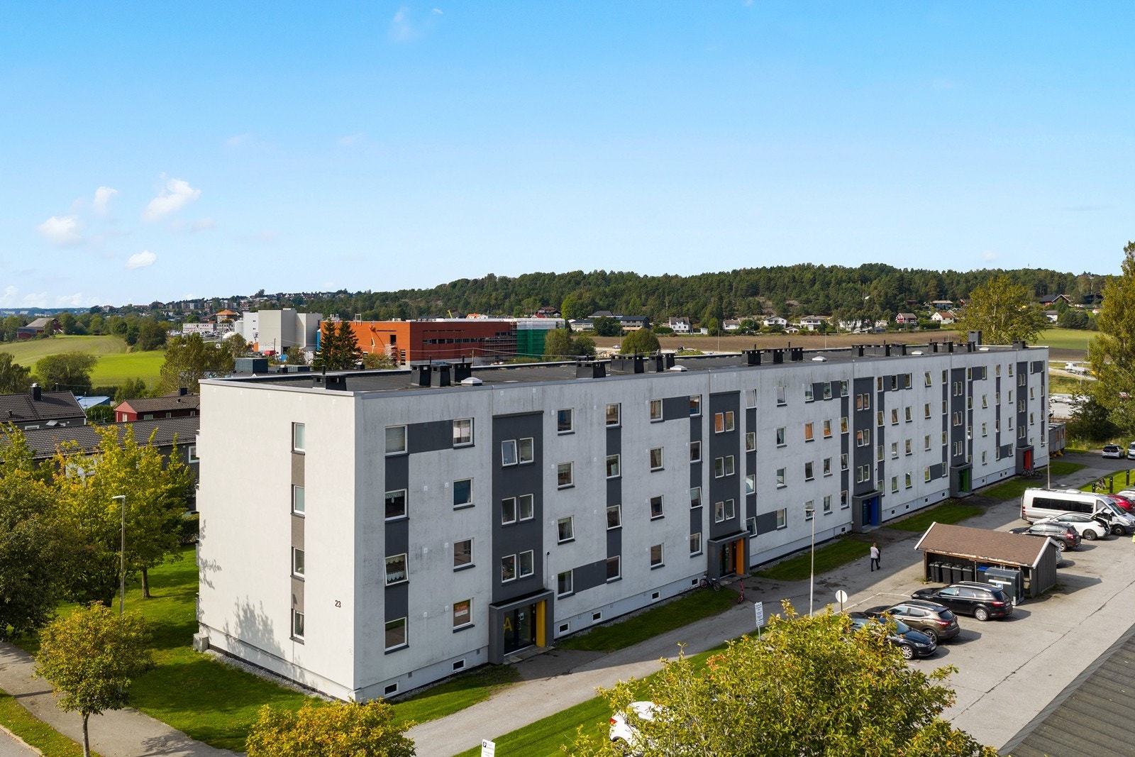 Nedre Alvim borettslag, ligger sentralt på Alvim, med umiddelbar nærhet til Amfi Borg Storsenter, og med gangavstand til barneskole og barnehage. Leiligheten ligger i 3. etasje Galleribilde