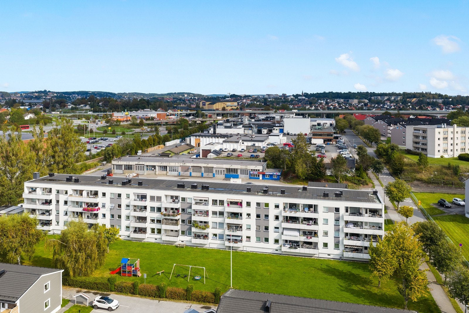 Borettslaget har store, pent opparbeidete fellesareal, med blant annet lekearealer til barna Galleribilde