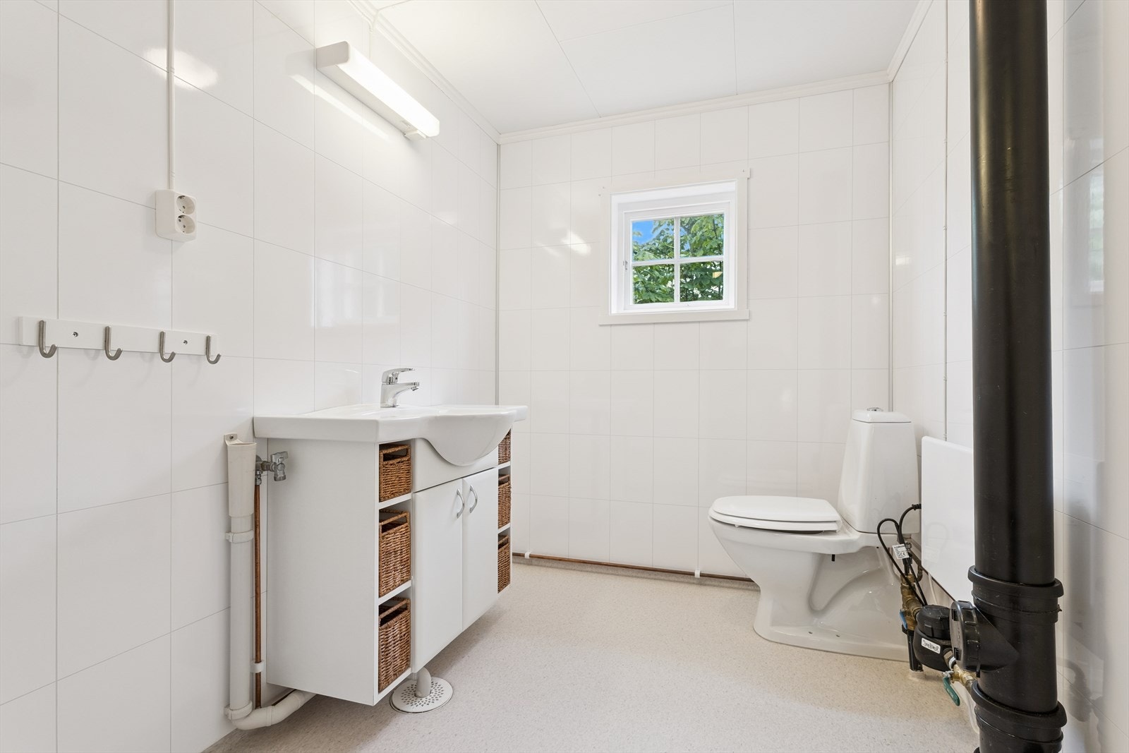 Praktisk vaske-/toalettrom fra 2013 med opplegg for vaskemaskin. Galleribilde