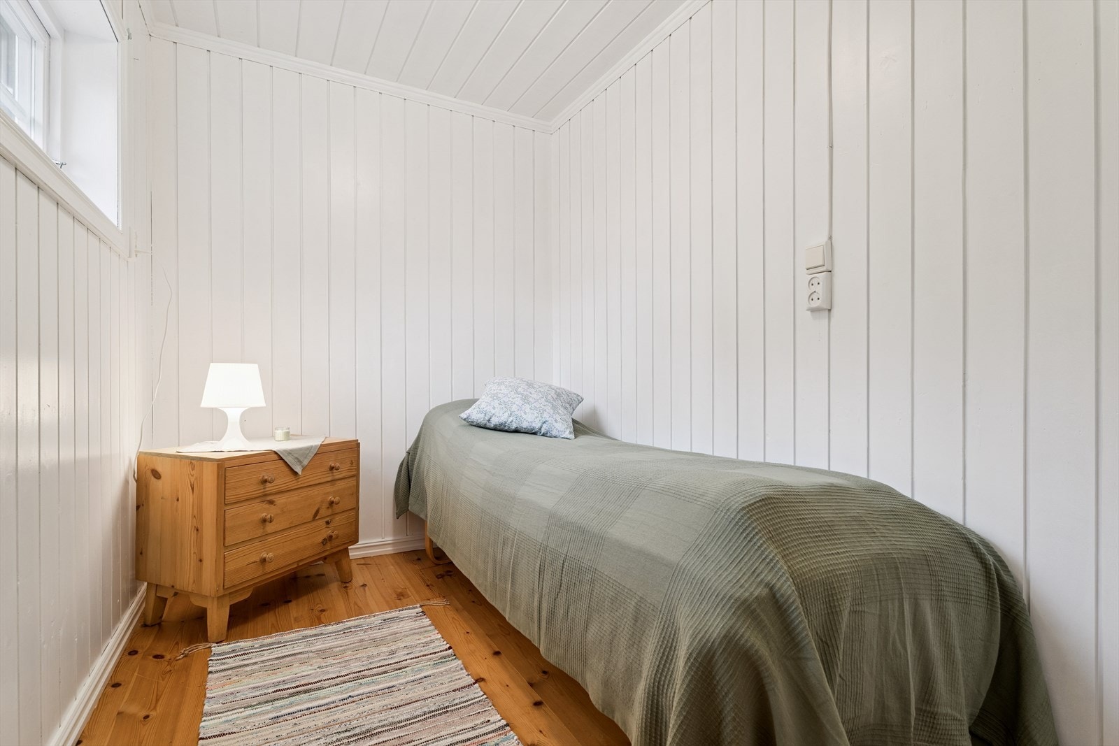 Hyttas soverom har plass til seng og ønsket oppbevaringsløsning. Galleribilde