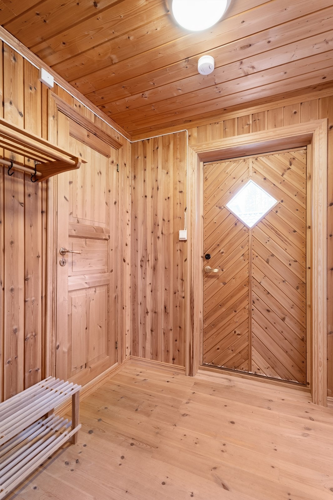 Entré med heltre gulv og panel, som gir en varm velkomst. Galleribilde